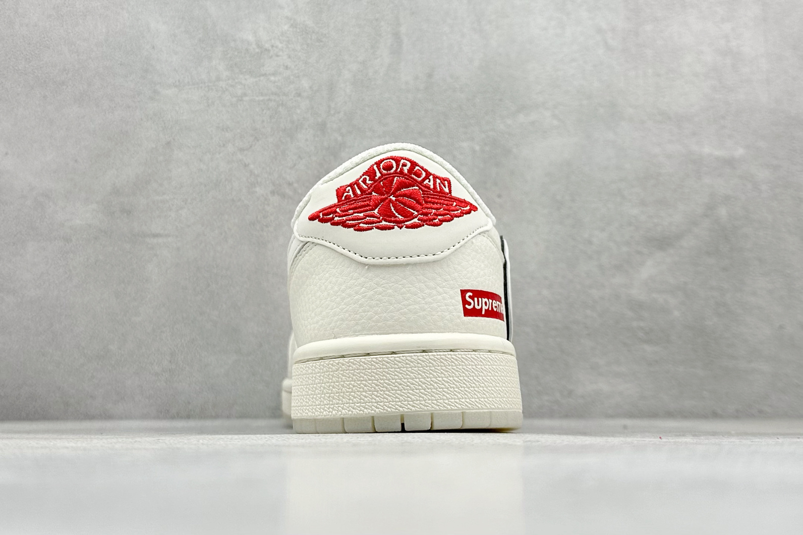 图片[6]-XC版Travis Scott x Fragment Design x Air Jordan 1 Low OG SP AJ1 乔1 Supreme联名 米白水晶 低帮文化休闲板鞋  #多方联名合作融合了Travis Scott 独特的音乐风格，藤原浩个性的设计风格以及Jordan品牌的经典元素 使其成为一双具有独特身份和价值的鞋子 清新而立体的外观加上联名标识更突出了其独特身份 这种配色方案显示出活力和时尚感 在视觉上引人注目 鞋身的质感和细腻的细节处理使其显得高端而格调十足 这款“倒钩”联名是设计与创意完美结合 融合多方的个性风格是一款备受瞩目的潮流鞋款  货号：XX3168-188 尺码：36 36.5 37.5 38 38.5 39 40 40.5 41 42 42.5 43 44 44.5 45-选品中心