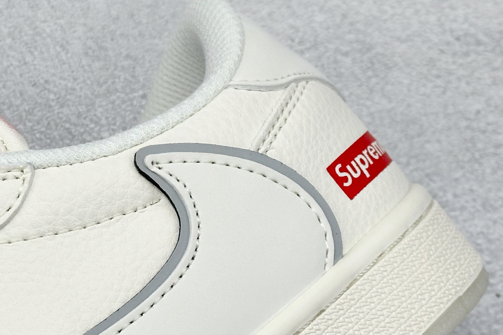 图片[9]-XC版Travis Scott x Fragment Design x Air Jordan 1 Low OG SP AJ1 乔1 Supreme联名 米白水晶 低帮文化休闲板鞋  #多方联名合作融合了Travis Scott 独特的音乐风格，藤原浩个性的设计风格以及Jordan品牌的经典元素 使其成为一双具有独特身份和价值的鞋子 清新而立体的外观加上联名标识更突出了其独特身份 这种配色方案显示出活力和时尚感 在视觉上引人注目 鞋身的质感和细腻的细节处理使其显得高端而格调十足 这款“倒钩”联名是设计与创意完美结合 融合多方的个性风格是一款备受瞩目的潮流鞋款  货号：XX3168-188 尺码：36 36.5 37.5 38 38.5 39 40 40.5 41 42 42.5 43 44 44.5 45-选品中心