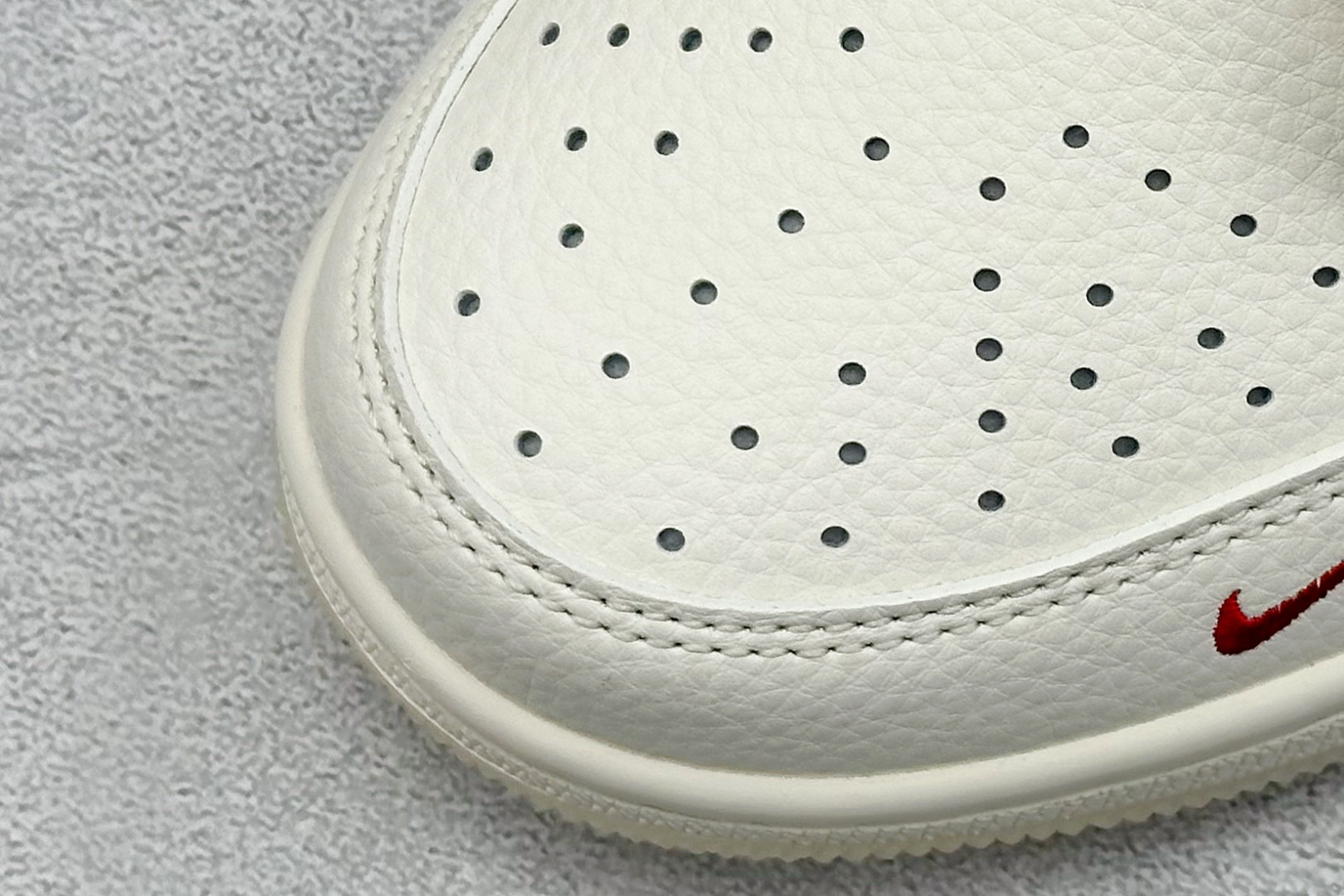 图片[7]-XC版Travis Scott x Fragment Design x Air Jordan 1 Low OG SP AJ1 乔1 Supreme联名 米白水晶 低帮文化休闲板鞋  #多方联名合作融合了Travis Scott 独特的音乐风格，藤原浩个性的设计风格以及Jordan品牌的经典元素 使其成为一双具有独特身份和价值的鞋子 清新而立体的外观加上联名标识更突出了其独特身份 这种配色方案显示出活力和时尚感 在视觉上引人注目 鞋身的质感和细腻的细节处理使其显得高端而格调十足 这款“倒钩”联名是设计与创意完美结合 融合多方的个性风格是一款备受瞩目的潮流鞋款  货号：XX3168-188 尺码：36 36.5 37.5 38 38.5 39 40 40.5 41 42 42.5 43 44 44.5 45-选品中心