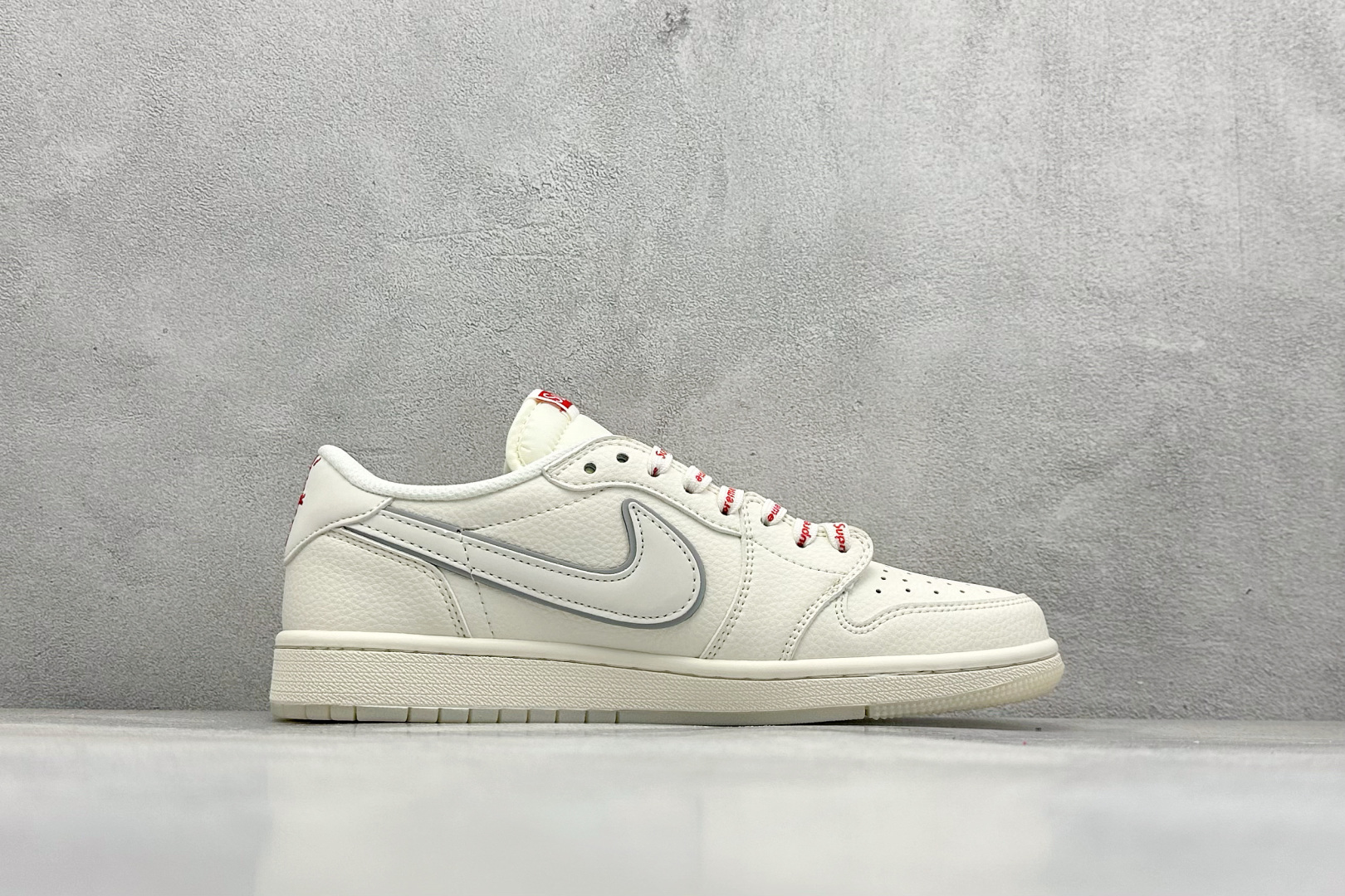 图片[2]-XC版Travis Scott x Fragment Design x Air Jordan 1 Low OG SP AJ1 乔1 Supreme联名 米白水晶 低帮文化休闲板鞋  #多方联名合作融合了Travis Scott 独特的音乐风格，藤原浩个性的设计风格以及Jordan品牌的经典元素 使其成为一双具有独特身份和价值的鞋子 清新而立体的外观加上联名标识更突出了其独特身份 这种配色方案显示出活力和时尚感 在视觉上引人注目 鞋身的质感和细腻的细节处理使其显得高端而格调十足 这款“倒钩”联名是设计与创意完美结合 融合多方的个性风格是一款备受瞩目的潮流鞋款  货号：XX3168-188 尺码：36 36.5 37.5 38 38.5 39 40 40.5 41 42 42.5 43 44 44.5 45-选品中心