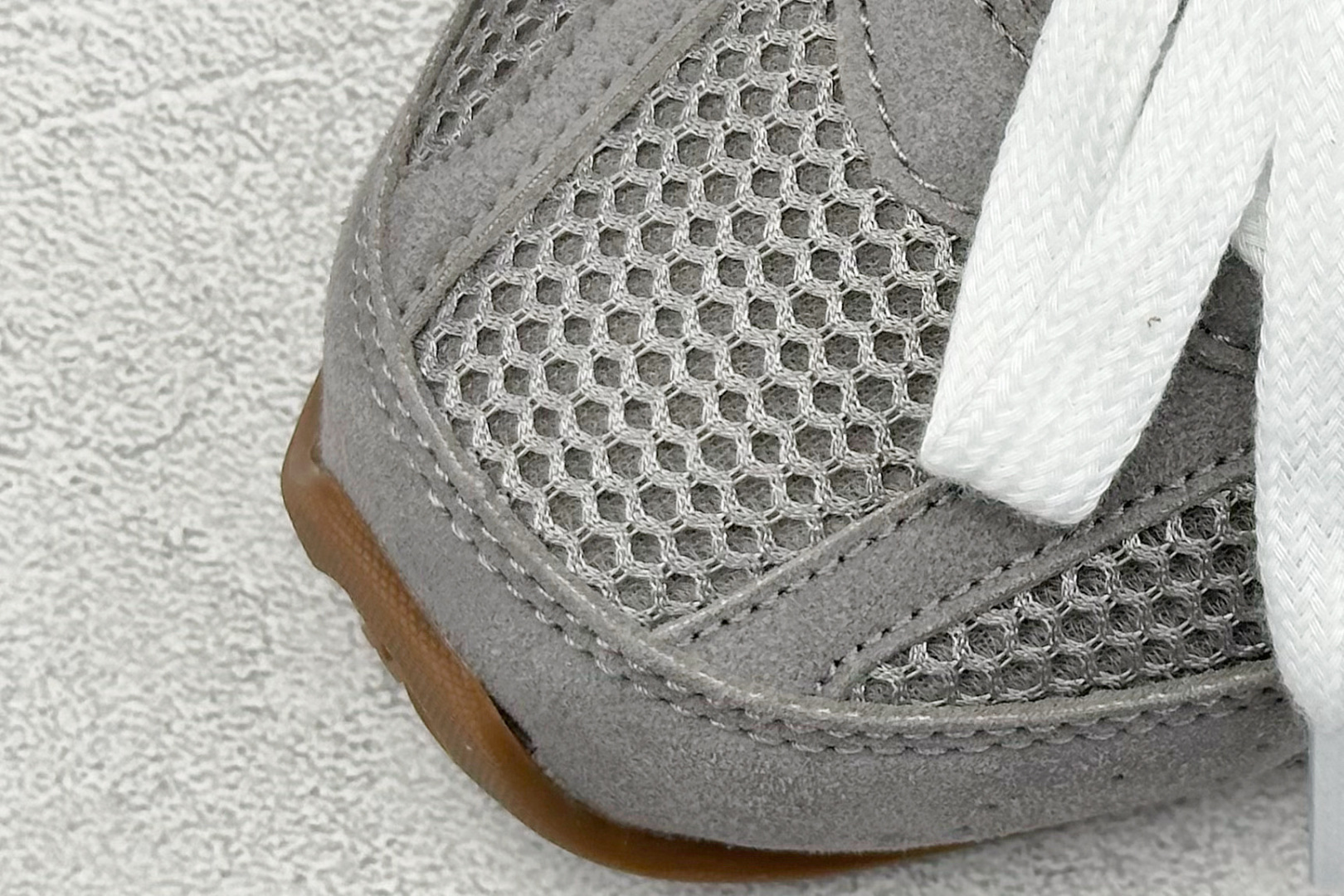 图片[7]-J版 MiuMiu x New Balance 530系列 意大利奢侈品牌/缪缪联名款 低帮经典复古休闲半拖  #鞋款采用解构和轻盈的设计，彷旧的布料包覆着 New Balance 530的轮廓，刻意磨损、不均匀的皮革色调，让波鞋多了不同的个性 这款联名鞋款配有双鞋带设计，包括白色、橙色、棕色和黄色鞋带，营造出随性系起的感觉，为整体感又多了几分 Boyish 以及率性感  尺码：36-45-选品中心