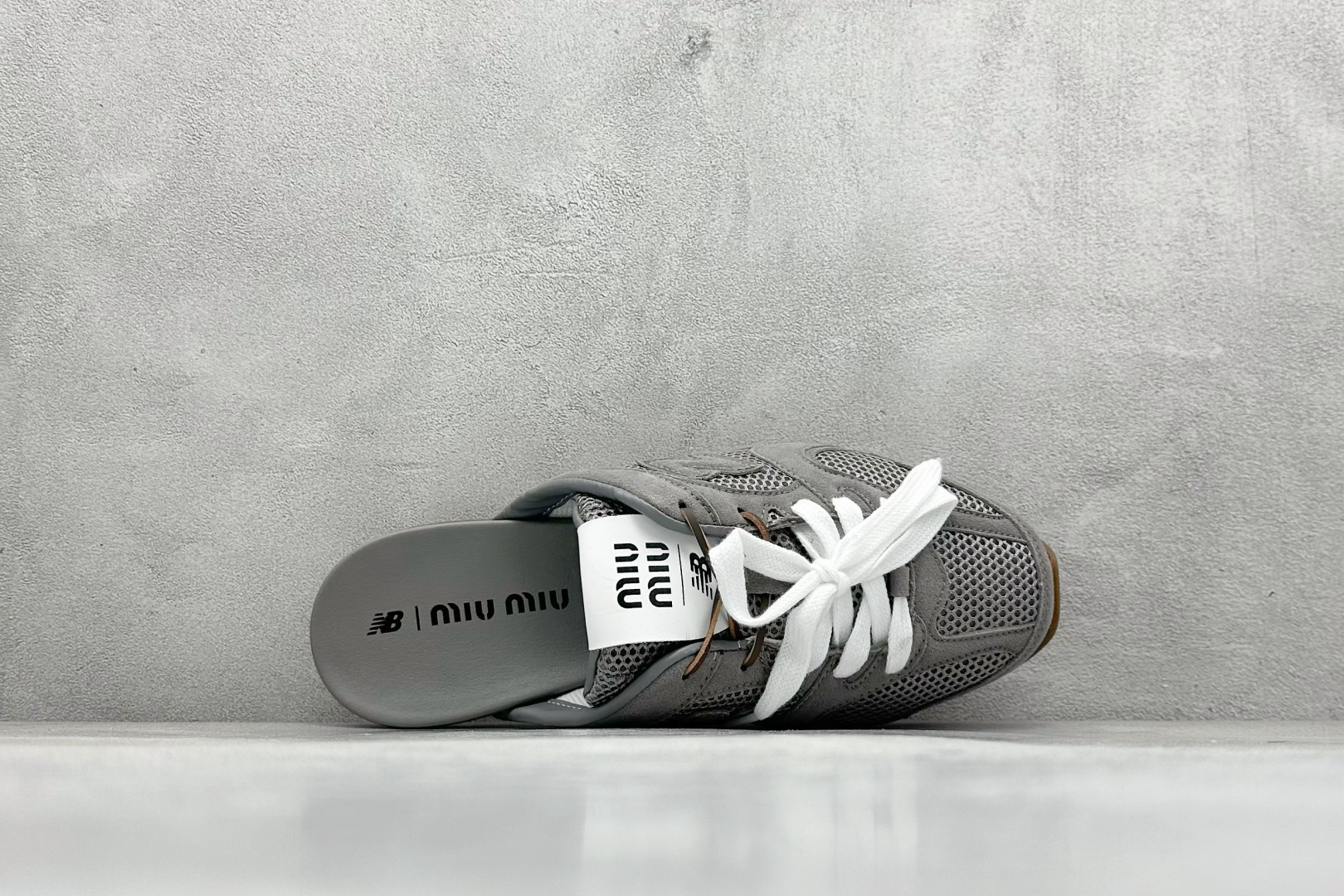 图片[3]-J版 MiuMiu x New Balance 530系列 意大利奢侈品牌/缪缪联名款 低帮经典复古休闲半拖  #鞋款采用解构和轻盈的设计，彷旧的布料包覆着 New Balance 530的轮廓，刻意磨损、不均匀的皮革色调，让波鞋多了不同的个性 这款联名鞋款配有双鞋带设计，包括白色、橙色、棕色和黄色鞋带，营造出随性系起的感觉，为整体感又多了几分 Boyish 以及率性感  尺码：36-45-选品中心