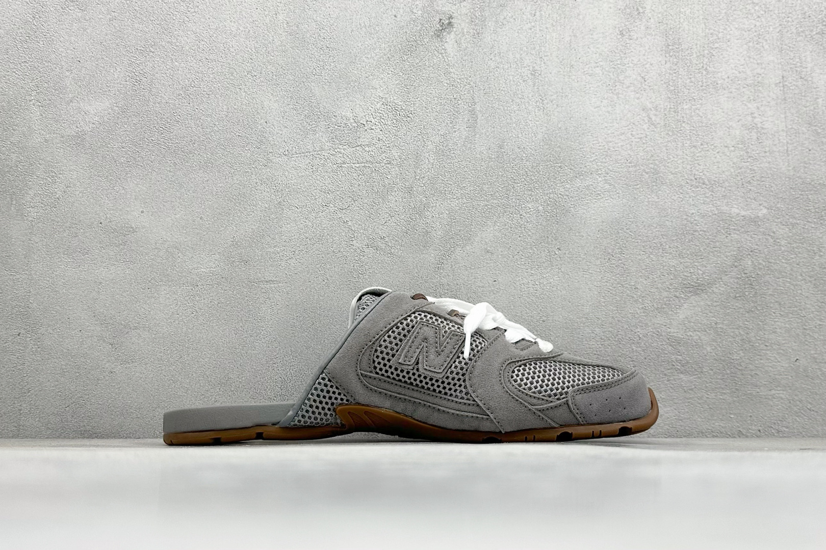 图片[2]-J版 MiuMiu x New Balance 530系列 意大利奢侈品牌/缪缪联名款 低帮经典复古休闲半拖  #鞋款采用解构和轻盈的设计，彷旧的布料包覆着 New Balance 530的轮廓，刻意磨损、不均匀的皮革色调，让波鞋多了不同的个性 这款联名鞋款配有双鞋带设计，包括白色、橙色、棕色和黄色鞋带，营造出随性系起的感觉，为整体感又多了几分 Boyish 以及率性感  尺码：36-45-选品中心