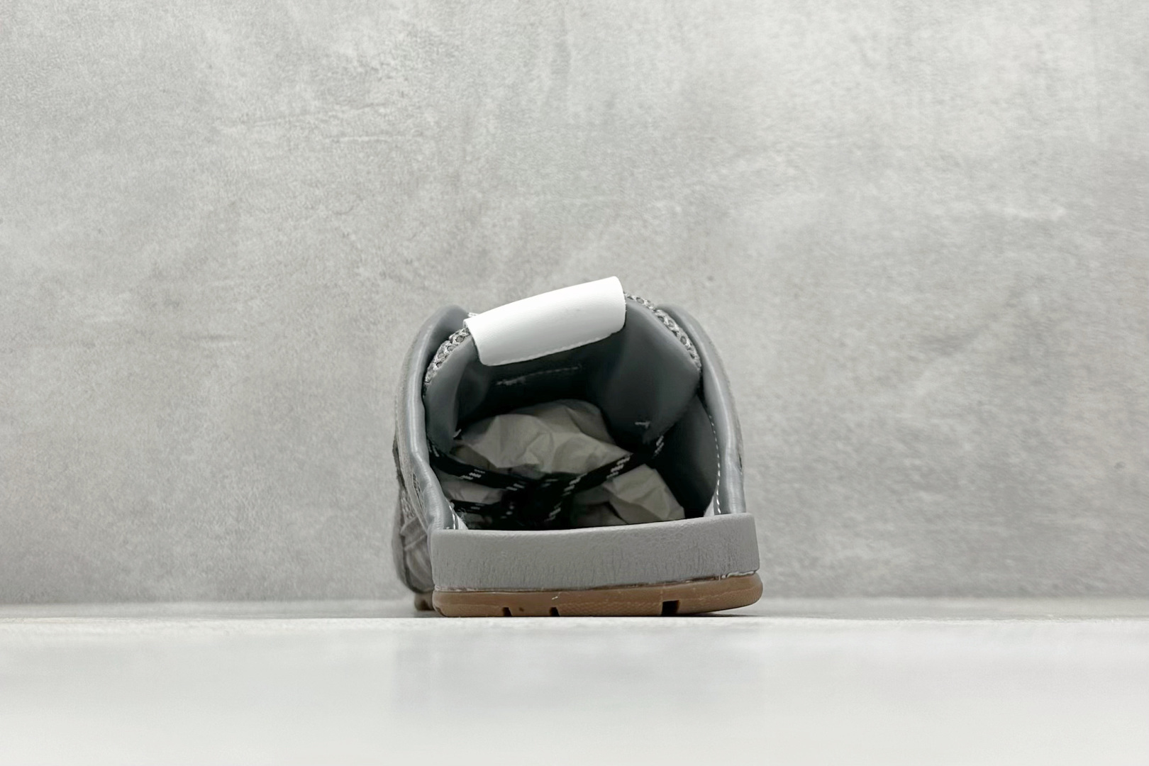 图片[6]-J版 MiuMiu x New Balance 530系列 意大利奢侈品牌/缪缪联名款 低帮经典复古休闲半拖  #鞋款采用解构和轻盈的设计，彷旧的布料包覆着 New Balance 530的轮廓，刻意磨损、不均匀的皮革色调，让波鞋多了不同的个性 这款联名鞋款配有双鞋带设计，包括白色、橙色、棕色和黄色鞋带，营造出随性系起的感觉，为整体感又多了几分 Boyish 以及率性感  尺码：36-45-选品中心