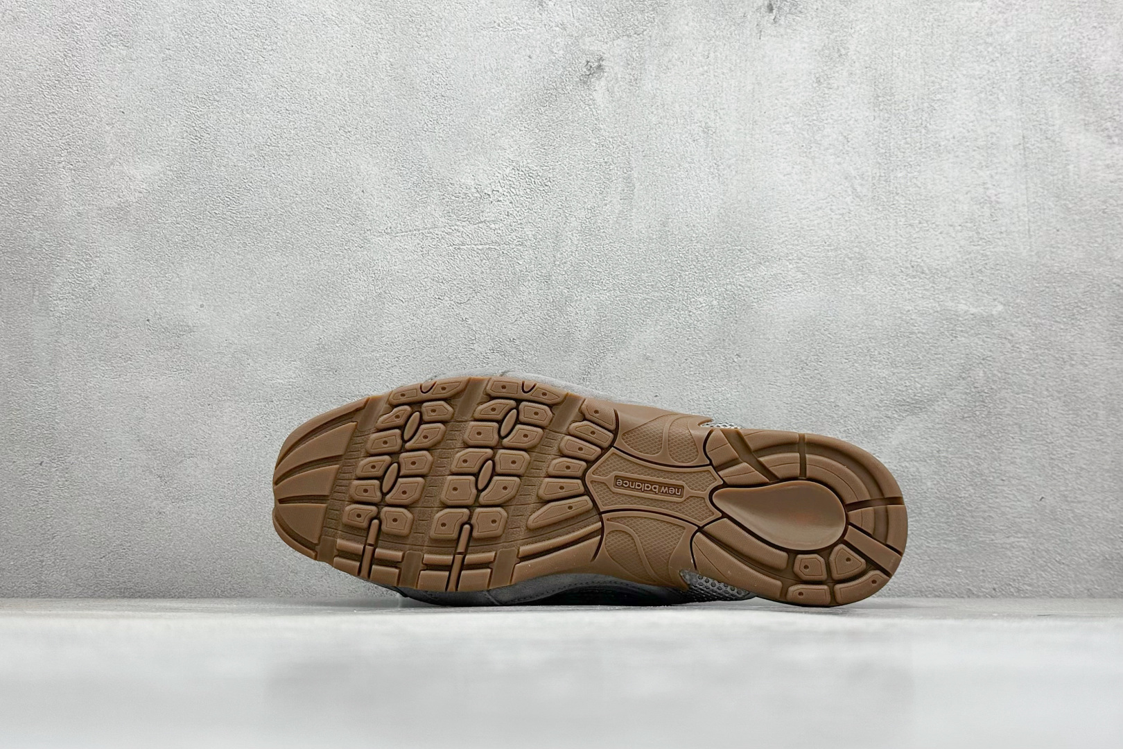 图片[4]-J版 MiuMiu x New Balance 530系列 意大利奢侈品牌/缪缪联名款 低帮经典复古休闲半拖  #鞋款采用解构和轻盈的设计，彷旧的布料包覆着 New Balance 530的轮廓，刻意磨损、不均匀的皮革色调，让波鞋多了不同的个性 这款联名鞋款配有双鞋带设计，包括白色、橙色、棕色和黄色鞋带，营造出随性系起的感觉，为整体感又多了几分 Boyish 以及率性感  尺码：36-45-选品中心