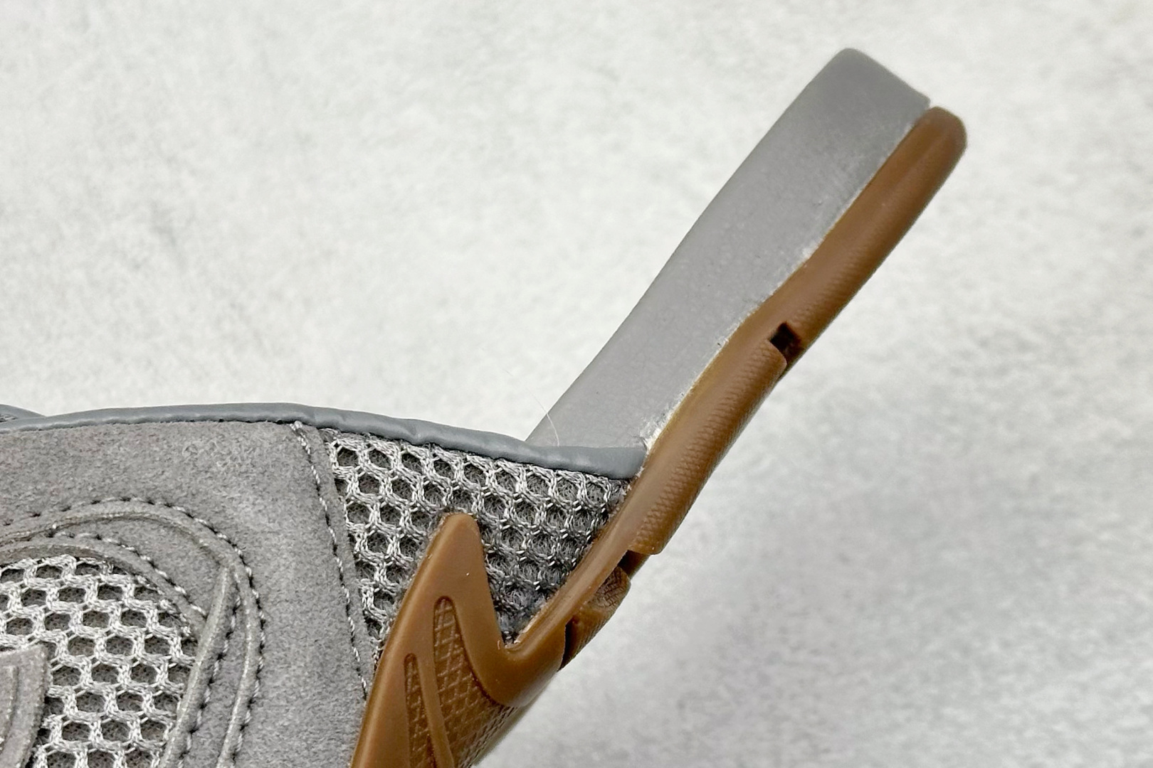 图片[9]-J版 MiuMiu x New Balance 530系列 意大利奢侈品牌/缪缪联名款 低帮经典复古休闲半拖  #鞋款采用解构和轻盈的设计，彷旧的布料包覆着 New Balance 530的轮廓，刻意磨损、不均匀的皮革色调，让波鞋多了不同的个性 这款联名鞋款配有双鞋带设计，包括白色、橙色、棕色和黄色鞋带，营造出随性系起的感觉，为整体感又多了几分 Boyish 以及率性感  尺码：36-45-选品中心