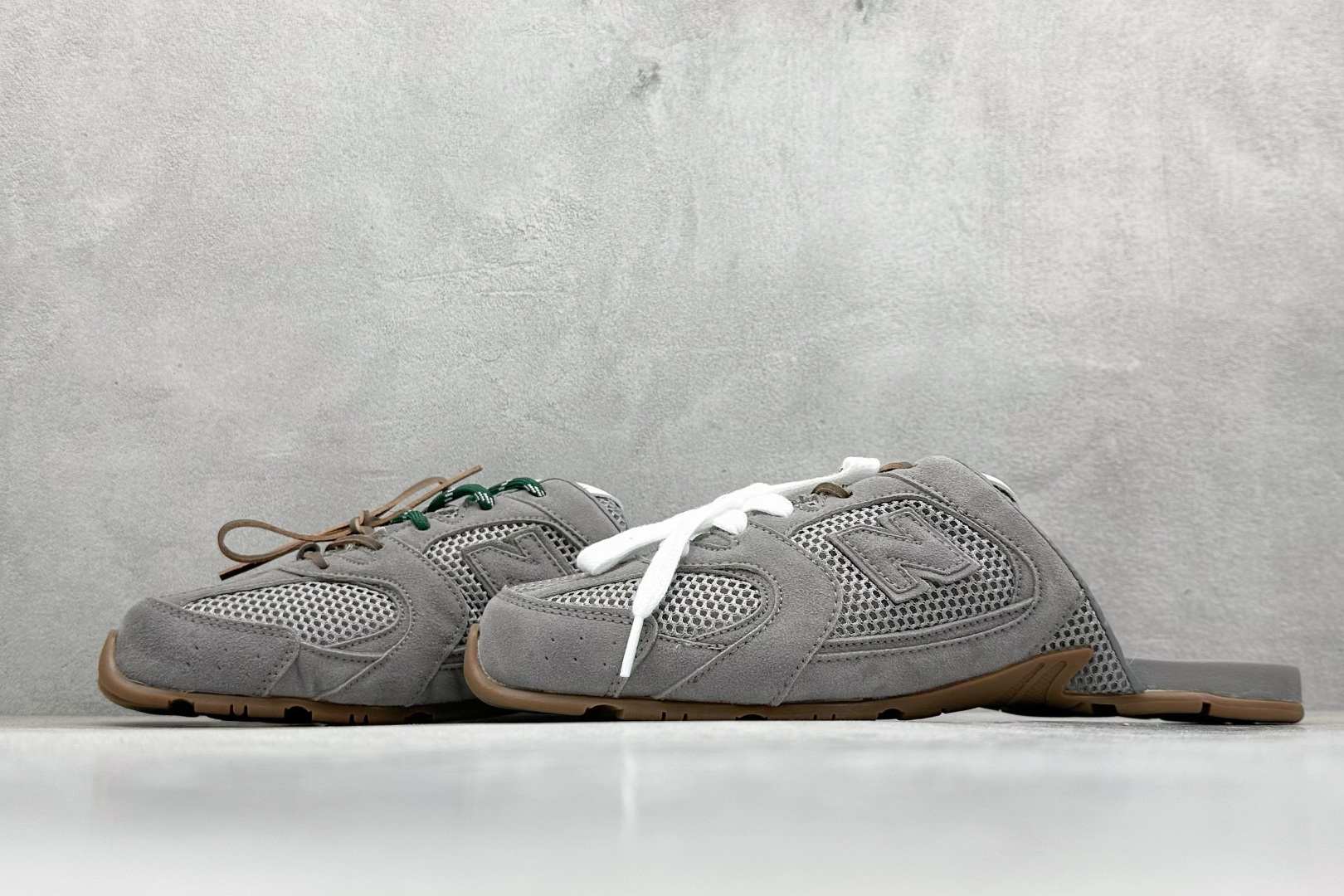 图片[5]-J版 MiuMiu x New Balance 530系列 意大利奢侈品牌/缪缪联名款 低帮经典复古休闲半拖  #鞋款采用解构和轻盈的设计，彷旧的布料包覆着 New Balance 530的轮廓，刻意磨损、不均匀的皮革色调，让波鞋多了不同的个性 这款联名鞋款配有双鞋带设计，包括白色、橙色、棕色和黄色鞋带，营造出随性系起的感觉，为整体感又多了几分 Boyish 以及率性感  尺码：36-45-选品中心