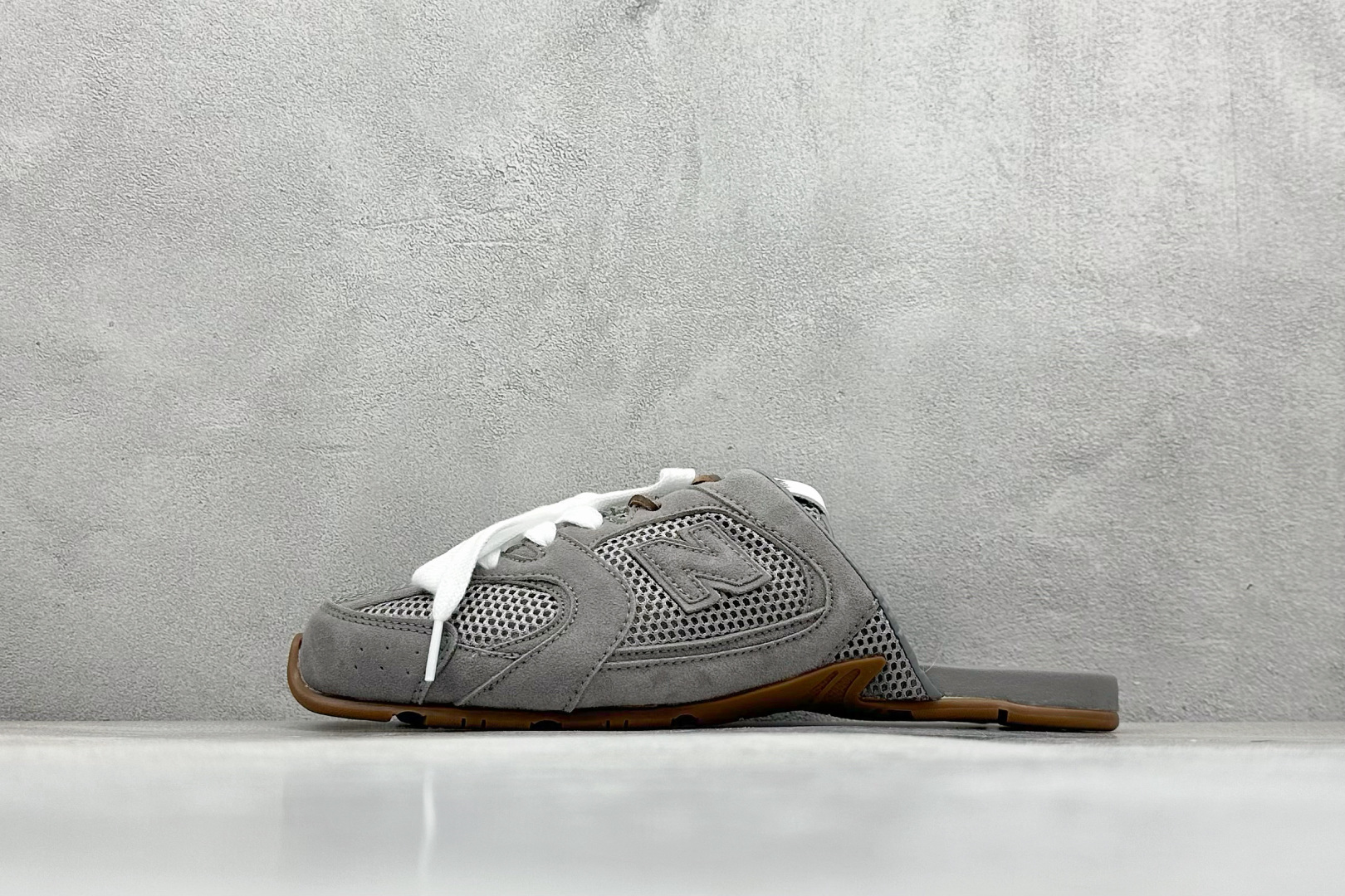 J版 MiuMiu x New Balance 530系列 意大利奢侈品牌/缪缪联名款 低帮经典复古休闲半拖  #鞋款采用解构和轻盈的设计，彷旧的布料包覆着 New Balance 530的轮廓，刻意磨损、不均匀的皮革色调，让波鞋多了不同的个性 这款联名鞋款配有双鞋带设计，包括白色、橙色、棕色和黄色鞋带，营造出随性系起的感觉，为整体感又多了几分 Boyish 以及率性感  尺码：36-45-选品中心