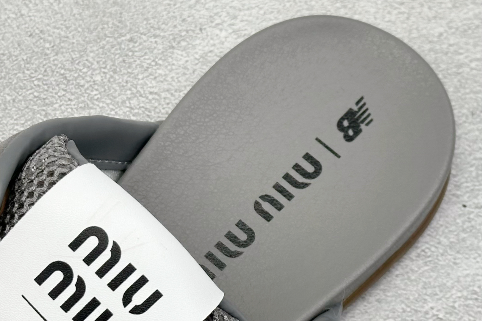 图片[8]-J版 MiuMiu x New Balance 530系列 意大利奢侈品牌/缪缪联名款 低帮经典复古休闲半拖  #鞋款采用解构和轻盈的设计，彷旧的布料包覆着 New Balance 530的轮廓，刻意磨损、不均匀的皮革色调，让波鞋多了不同的个性 这款联名鞋款配有双鞋带设计，包括白色、橙色、棕色和黄色鞋带，营造出随性系起的感觉，为整体感又多了几分 Boyish 以及率性感  尺码：36-45-选品中心