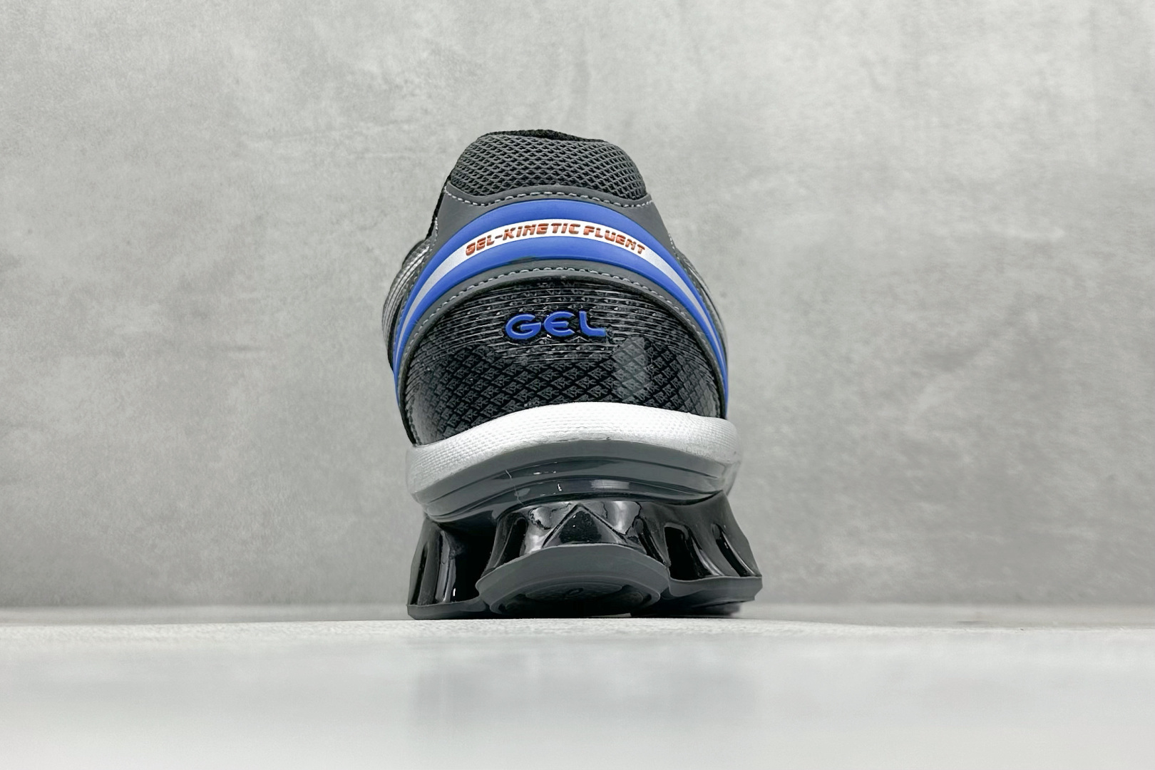 图片[6]-Asics Gel-Kinetic Fluent 亚瑟士运动休闲透气专业跑鞋 新一代缓震未来感跑鞋 鞋面复杂的切割和银色细节极具前卫风格 大底科技十足且独特外观的GEL 不仅在视觉上夺人眼球 同时可提供全天候的舒适缓冲 更多细节后半掌GEL+ 前半掌FFBlast中底科技堆叠 KIKO风的设计语言拼接ASICS鞋体流线 耐磨材质耐磨性强,稳定性高抓地更牢,不易打滑 货号：1203A737-015 尺码：40 40.5 41.5 42 42.5 43.5 44 45-选品中心