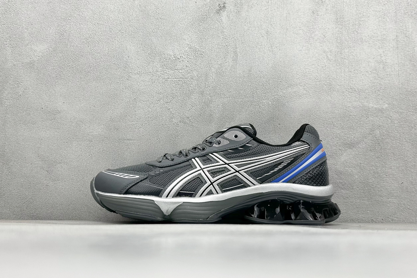 Asics Gel-Kinetic Fluent 亚瑟士运动休闲透气专业跑鞋 新一代缓震未来感跑鞋 鞋面复杂的切割和银色细节极具前卫风格 大底科技十足且独特外观的GEL 不仅在视觉上夺人眼球 同时可提供全天候的舒适缓冲 更多细节后半掌GEL+ 前半掌FFBlast中底科技堆叠 KIKO风的设计语言拼接ASICS鞋体流线 耐磨材质耐磨性强,稳定性高抓地更牢,不易打滑 货号：1203A737-015 尺码：40 40.5 41.5 42 42.5 43.5 44 45-选品中心