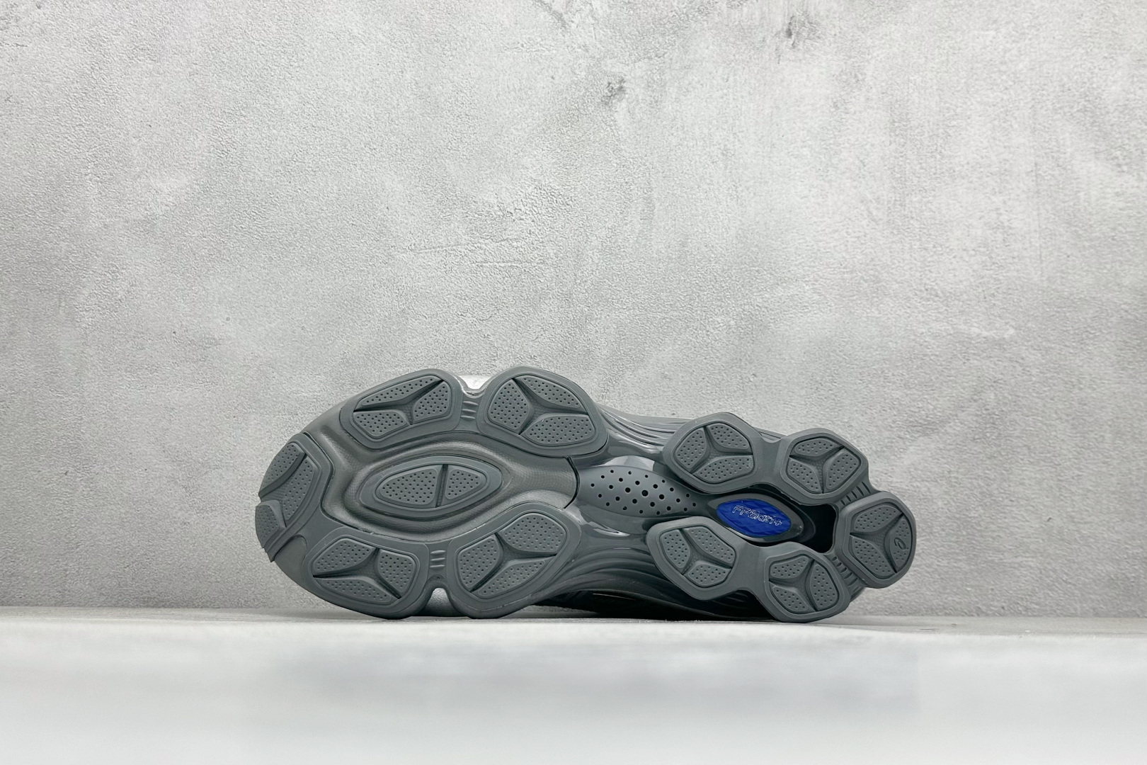 图片[4]-Asics Gel-Kinetic Fluent 亚瑟士运动休闲透气专业跑鞋 新一代缓震未来感跑鞋 鞋面复杂的切割和银色细节极具前卫风格 大底科技十足且独特外观的GEL 不仅在视觉上夺人眼球 同时可提供全天候的舒适缓冲 更多细节后半掌GEL+ 前半掌FFBlast中底科技堆叠 KIKO风的设计语言拼接ASICS鞋体流线 耐磨材质耐磨性强,稳定性高抓地更牢,不易打滑 货号：1203A737-015 尺码：40 40.5 41.5 42 42.5 43.5 44 45-选品中心