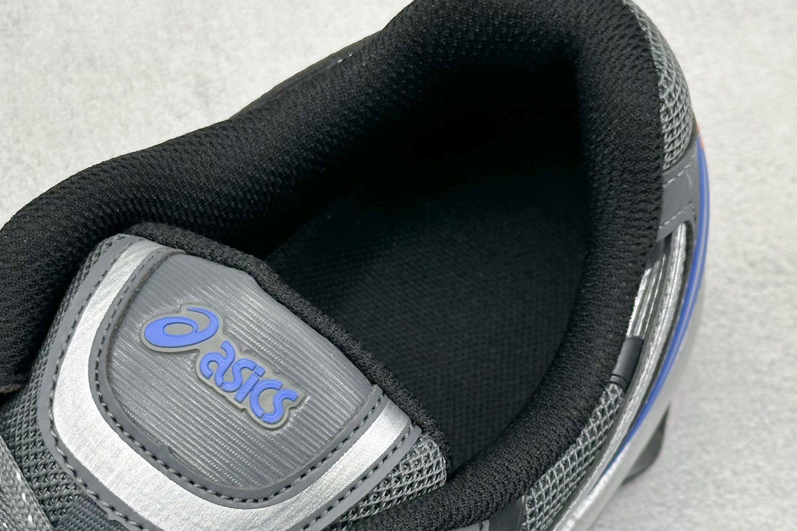 图片[8]-Asics Gel-Kinetic Fluent 亚瑟士运动休闲透气专业跑鞋 新一代缓震未来感跑鞋 鞋面复杂的切割和银色细节极具前卫风格 大底科技十足且独特外观的GEL 不仅在视觉上夺人眼球 同时可提供全天候的舒适缓冲 更多细节后半掌GEL+ 前半掌FFBlast中底科技堆叠 KIKO风的设计语言拼接ASICS鞋体流线 耐磨材质耐磨性强,稳定性高抓地更牢,不易打滑 货号：1203A737-015 尺码：40 40.5 41.5 42 42.5 43.5 44 45-选品中心