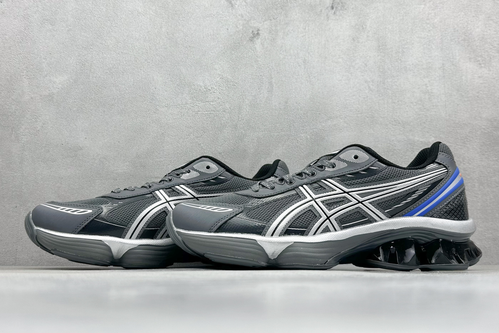 图片[5]-Asics Gel-Kinetic Fluent 亚瑟士运动休闲透气专业跑鞋 新一代缓震未来感跑鞋 鞋面复杂的切割和银色细节极具前卫风格 大底科技十足且独特外观的GEL 不仅在视觉上夺人眼球 同时可提供全天候的舒适缓冲 更多细节后半掌GEL+ 前半掌FFBlast中底科技堆叠 KIKO风的设计语言拼接ASICS鞋体流线 耐磨材质耐磨性强,稳定性高抓地更牢,不易打滑 货号：1203A737-015 尺码：40 40.5 41.5 42 42.5 43.5 44 45-选品中心