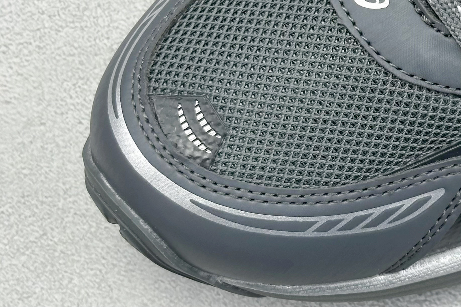 图片[7]-Asics Gel-Kinetic Fluent 亚瑟士运动休闲透气专业跑鞋 新一代缓震未来感跑鞋 鞋面复杂的切割和银色细节极具前卫风格 大底科技十足且独特外观的GEL 不仅在视觉上夺人眼球 同时可提供全天候的舒适缓冲 更多细节后半掌GEL+ 前半掌FFBlast中底科技堆叠 KIKO风的设计语言拼接ASICS鞋体流线 耐磨材质耐磨性强,稳定性高抓地更牢,不易打滑 货号：1203A737-015 尺码：40 40.5 41.5 42 42.5 43.5 44 45-选品中心