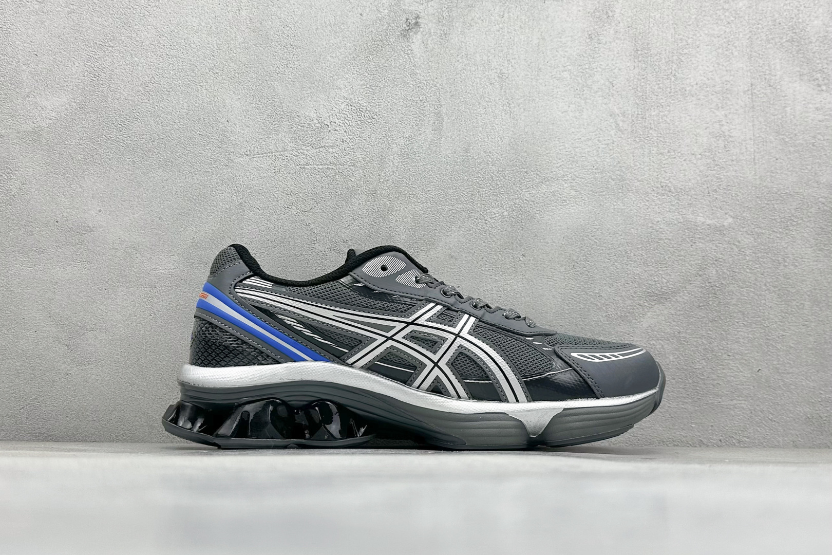 图片[2]-Asics Gel-Kinetic Fluent 亚瑟士运动休闲透气专业跑鞋 新一代缓震未来感跑鞋 鞋面复杂的切割和银色细节极具前卫风格 大底科技十足且独特外观的GEL 不仅在视觉上夺人眼球 同时可提供全天候的舒适缓冲 更多细节后半掌GEL+ 前半掌FFBlast中底科技堆叠 KIKO风的设计语言拼接ASICS鞋体流线 耐磨材质耐磨性强,稳定性高抓地更牢,不易打滑 货号：1203A737-015 尺码：40 40.5 41.5 42 42.5 43.5 44 45-选品中心