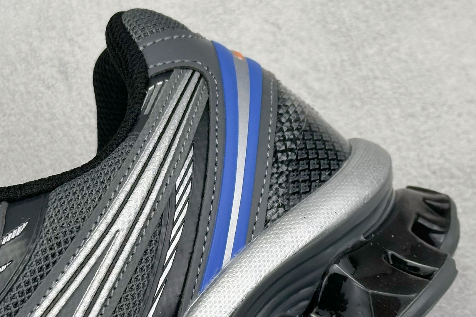 图片[9]-Asics Gel-Kinetic Fluent 亚瑟士运动休闲透气专业跑鞋 新一代缓震未来感跑鞋 鞋面复杂的切割和银色细节极具前卫风格 大底科技十足且独特外观的GEL 不仅在视觉上夺人眼球 同时可提供全天候的舒适缓冲 更多细节后半掌GEL+ 前半掌FFBlast中底科技堆叠 KIKO风的设计语言拼接ASICS鞋体流线 耐磨材质耐磨性强,稳定性高抓地更牢,不易打滑 货号：1203A737-015 尺码：40 40.5 41.5 42 42.5 43.5 44 45-选品中心