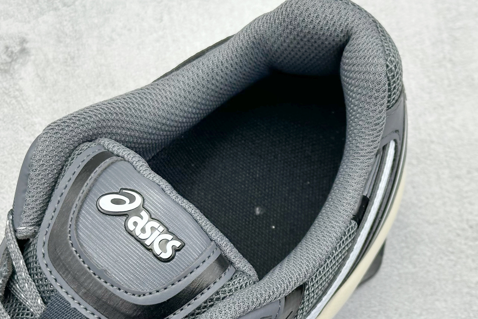 图片[8]-Asics Gel-Kinetic Fluent 亚瑟士运动休闲透气专业跑鞋 新一代缓震未来感跑鞋 鞋面复杂的切割和银色细节极具前卫风格 大底科技十足且独特外观的GEL 不仅在视觉上夺人眼球 同时可提供全天候的舒适缓冲 更多细节后半掌GEL+ 前半掌FFBlast中底科技堆叠 KIKO风的设计语言拼接ASICS鞋体流线 耐磨材质耐磨性强,稳定性高抓地更牢,不易打滑 货号：1203A737-014 尺码：40 40.5 41.5 42 42.5 43.5 44 45-选品中心