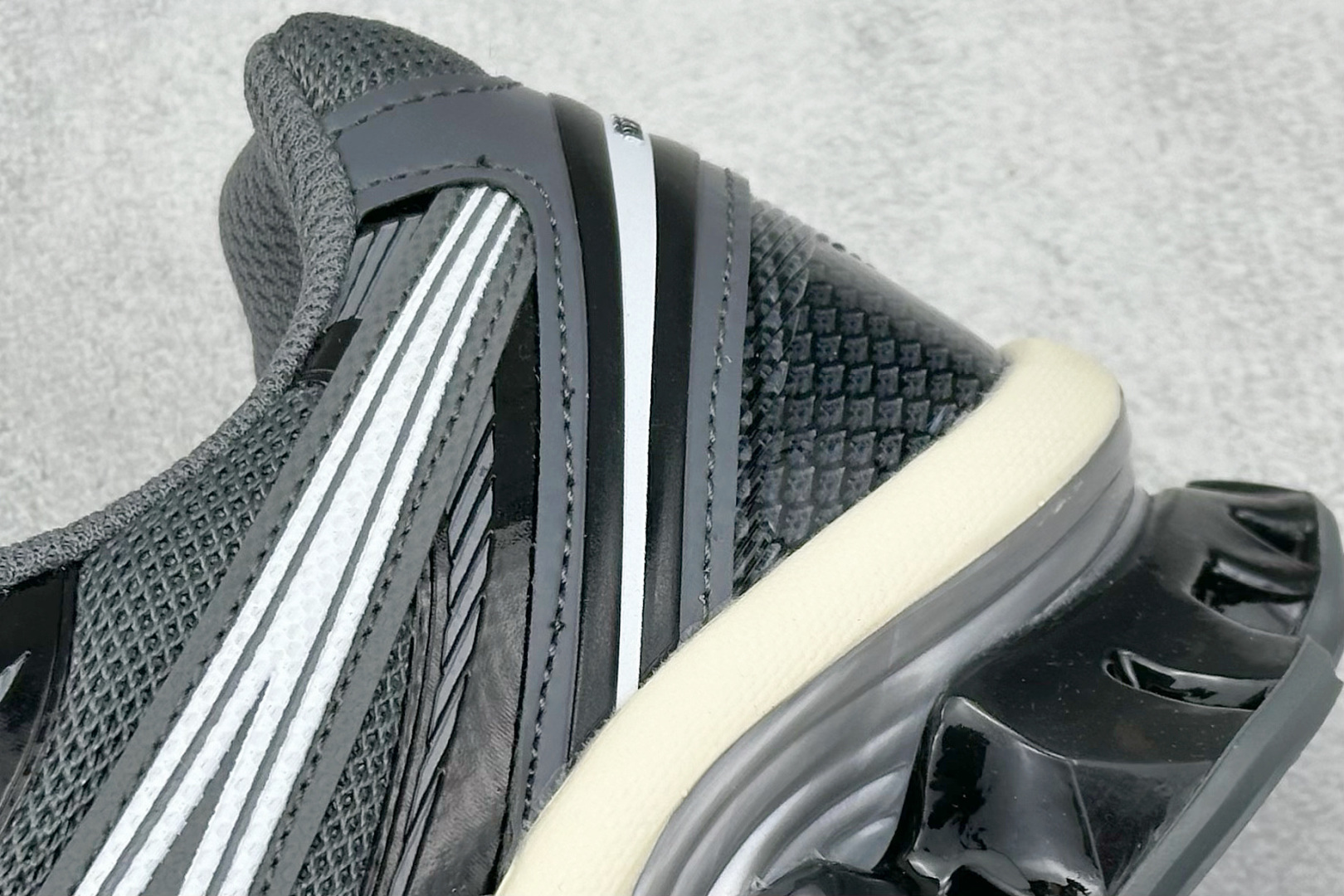 图片[9]-Asics Gel-Kinetic Fluent 亚瑟士运动休闲透气专业跑鞋 新一代缓震未来感跑鞋 鞋面复杂的切割和银色细节极具前卫风格 大底科技十足且独特外观的GEL 不仅在视觉上夺人眼球 同时可提供全天候的舒适缓冲 更多细节后半掌GEL+ 前半掌FFBlast中底科技堆叠 KIKO风的设计语言拼接ASICS鞋体流线 耐磨材质耐磨性强,稳定性高抓地更牢,不易打滑 货号：1203A737-014 尺码：40 40.5 41.5 42 42.5 43.5 44 45-选品中心