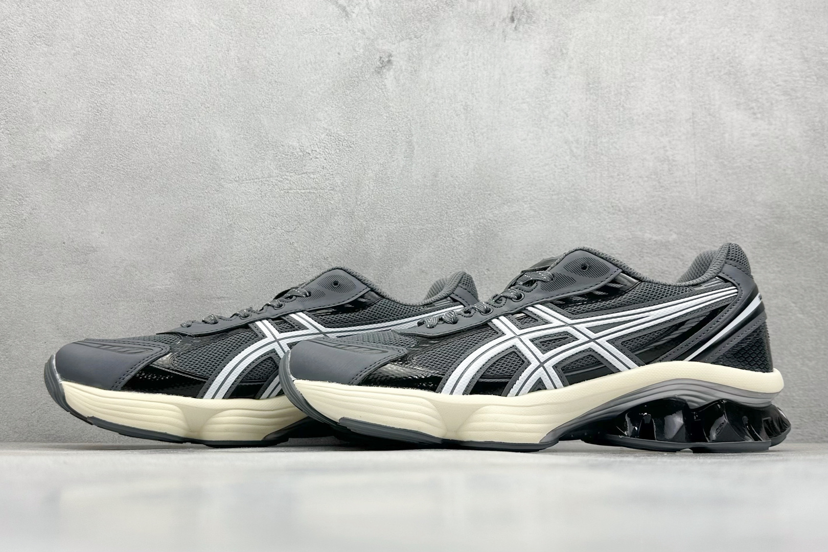 图片[5]-Asics Gel-Kinetic Fluent 亚瑟士运动休闲透气专业跑鞋 新一代缓震未来感跑鞋 鞋面复杂的切割和银色细节极具前卫风格 大底科技十足且独特外观的GEL 不仅在视觉上夺人眼球 同时可提供全天候的舒适缓冲 更多细节后半掌GEL+ 前半掌FFBlast中底科技堆叠 KIKO风的设计语言拼接ASICS鞋体流线 耐磨材质耐磨性强,稳定性高抓地更牢,不易打滑 货号：1203A737-014 尺码：40 40.5 41.5 42 42.5 43.5 44 45-选品中心