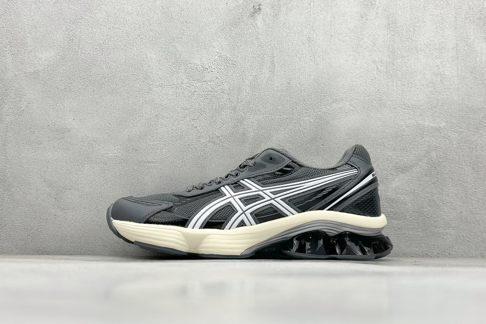 Asics Gel-Kinetic Fluent 亚瑟士运动休闲透气专业跑鞋 新一代缓震未来感跑鞋 鞋面复杂的切割和银色细节极具前卫风格 大底科技十足且独特外观的GEL 不仅在视觉上夺人眼球 同时可提供全天候的舒适缓冲 更多细节后半掌GEL+ 前半掌FFBlast中底科技堆叠 KIKO风的设计语言拼接ASICS鞋体流线 耐磨材质耐磨性强,稳定性高抓地更牢,不易打滑 货号：1203A737-014 尺码：40 40.5 41.5 42 42.5 43.5 44 45-选品中心