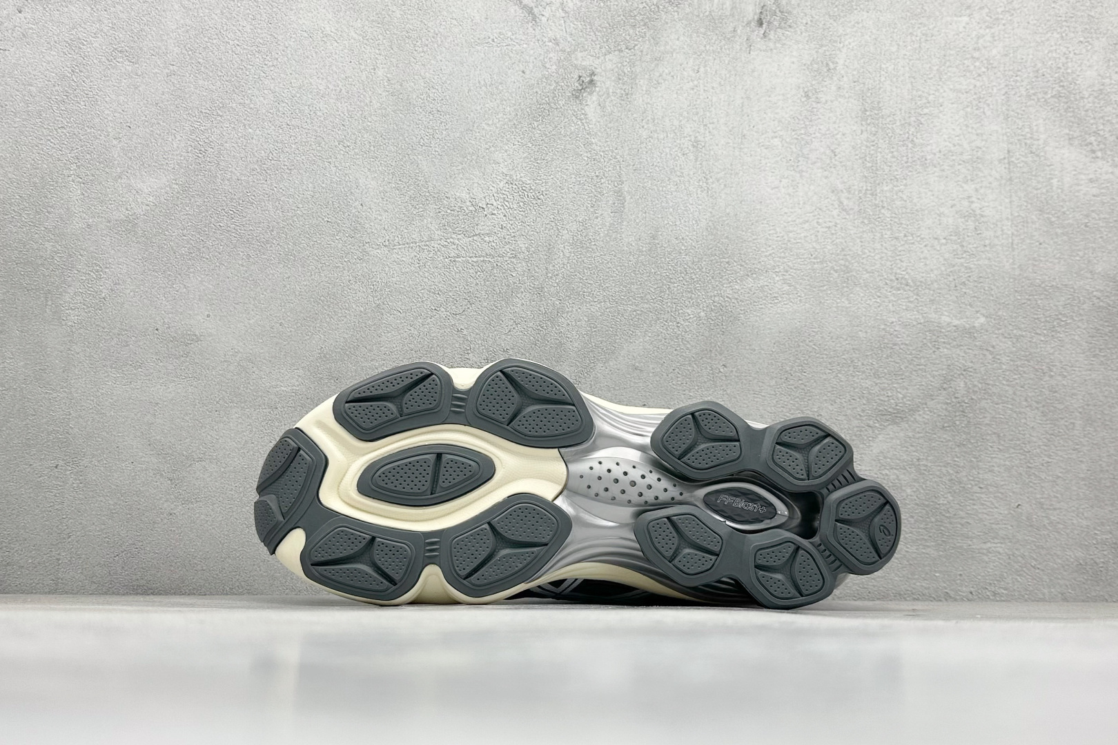 图片[4]-Asics Gel-Kinetic Fluent 亚瑟士运动休闲透气专业跑鞋 新一代缓震未来感跑鞋 鞋面复杂的切割和银色细节极具前卫风格 大底科技十足且独特外观的GEL 不仅在视觉上夺人眼球 同时可提供全天候的舒适缓冲 更多细节后半掌GEL+ 前半掌FFBlast中底科技堆叠 KIKO风的设计语言拼接ASICS鞋体流线 耐磨材质耐磨性强,稳定性高抓地更牢,不易打滑 货号：1203A737-014 尺码：40 40.5 41.5 42 42.5 43.5 44 45-选品中心