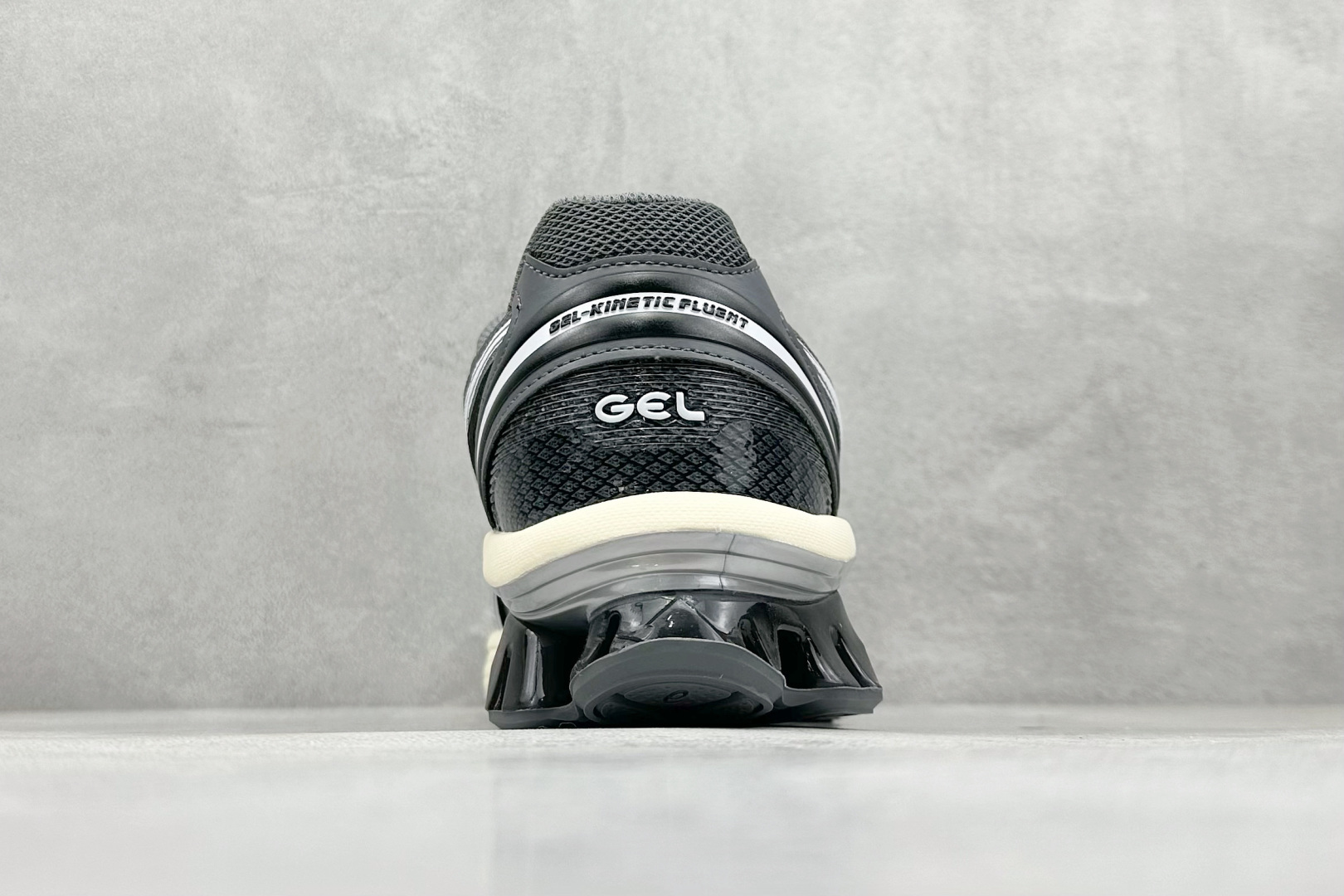 图片[6]-Asics Gel-Kinetic Fluent 亚瑟士运动休闲透气专业跑鞋 新一代缓震未来感跑鞋 鞋面复杂的切割和银色细节极具前卫风格 大底科技十足且独特外观的GEL 不仅在视觉上夺人眼球 同时可提供全天候的舒适缓冲 更多细节后半掌GEL+ 前半掌FFBlast中底科技堆叠 KIKO风的设计语言拼接ASICS鞋体流线 耐磨材质耐磨性强,稳定性高抓地更牢,不易打滑 货号：1203A737-014 尺码：40 40.5 41.5 42 42.5 43.5 44 45-选品中心