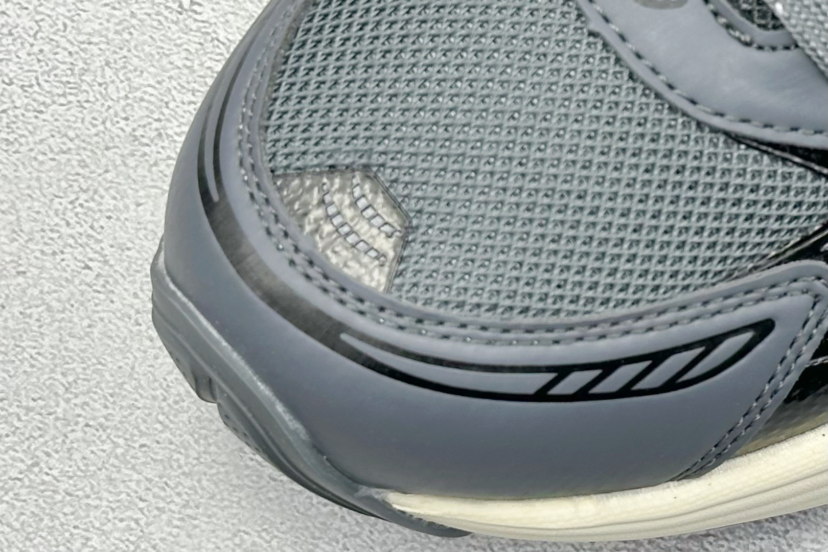 图片[7]-Asics Gel-Kinetic Fluent 亚瑟士运动休闲透气专业跑鞋 新一代缓震未来感跑鞋 鞋面复杂的切割和银色细节极具前卫风格 大底科技十足且独特外观的GEL 不仅在视觉上夺人眼球 同时可提供全天候的舒适缓冲 更多细节后半掌GEL+ 前半掌FFBlast中底科技堆叠 KIKO风的设计语言拼接ASICS鞋体流线 耐磨材质耐磨性强,稳定性高抓地更牢,不易打滑 货号：1203A737-014 尺码：40 40.5 41.5 42 42.5 43.5 44 45-选品中心