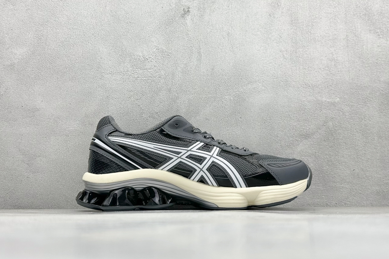 图片[2]-Asics Gel-Kinetic Fluent 亚瑟士运动休闲透气专业跑鞋 新一代缓震未来感跑鞋 鞋面复杂的切割和银色细节极具前卫风格 大底科技十足且独特外观的GEL 不仅在视觉上夺人眼球 同时可提供全天候的舒适缓冲 更多细节后半掌GEL+ 前半掌FFBlast中底科技堆叠 KIKO风的设计语言拼接ASICS鞋体流线 耐磨材质耐磨性强,稳定性高抓地更牢,不易打滑 货号：1203A737-014 尺码：40 40.5 41.5 42 42.5 43.5 44 45-选品中心