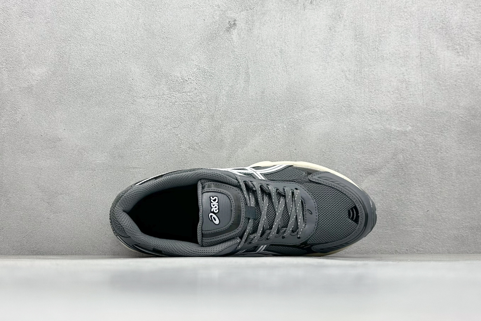 图片[3]-Asics Gel-Kinetic Fluent 亚瑟士运动休闲透气专业跑鞋 新一代缓震未来感跑鞋 鞋面复杂的切割和银色细节极具前卫风格 大底科技十足且独特外观的GEL 不仅在视觉上夺人眼球 同时可提供全天候的舒适缓冲 更多细节后半掌GEL+ 前半掌FFBlast中底科技堆叠 KIKO风的设计语言拼接ASICS鞋体流线 耐磨材质耐磨性强,稳定性高抓地更牢,不易打滑 货号：1203A737-014 尺码：40 40.5 41.5 42 42.5 43.5 44 45-选品中心