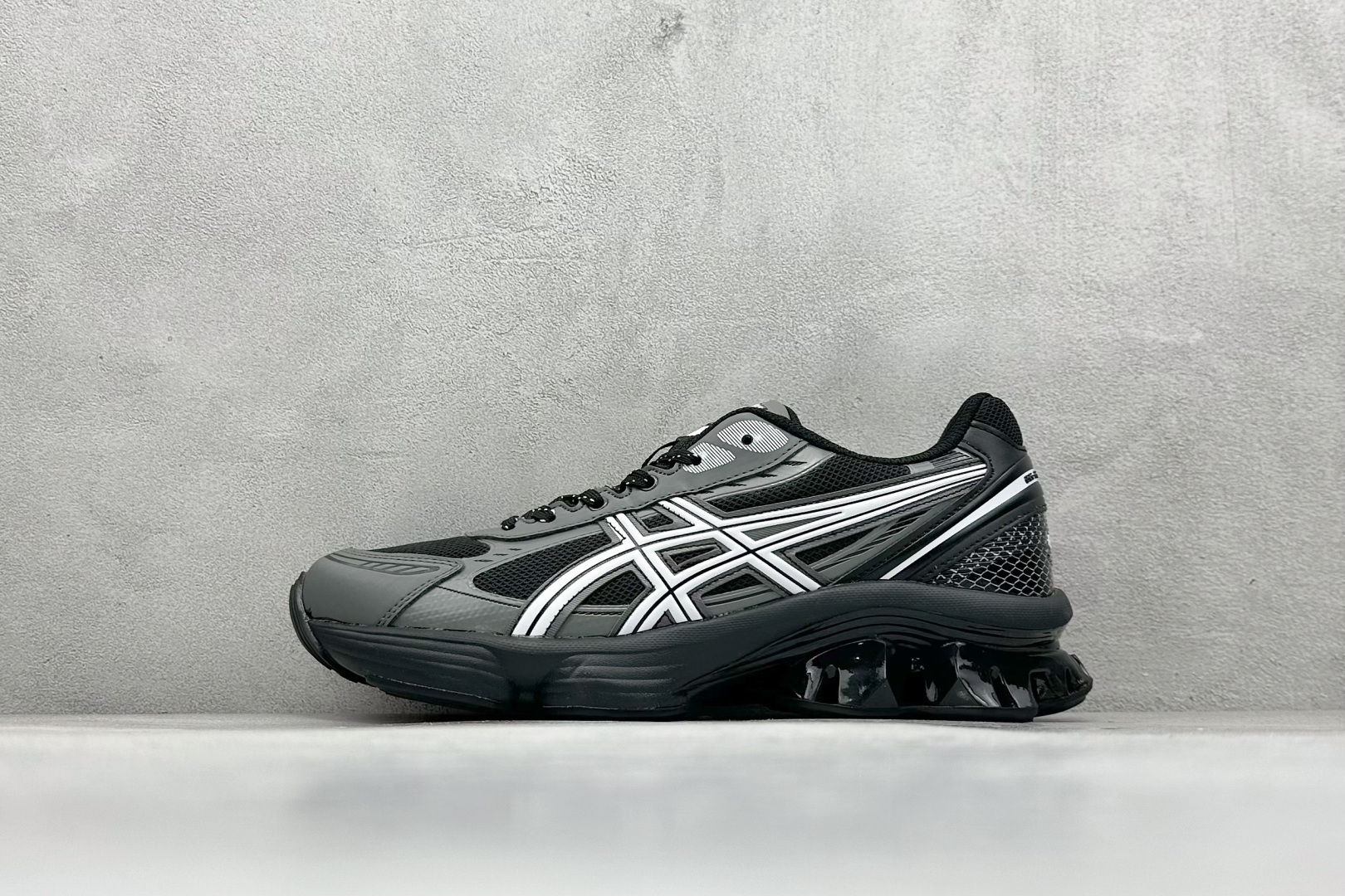 Asics Gel-Kinetic Fluent 亚瑟士运动休闲透气专业跑鞋 新一代缓震未来感跑鞋 鞋面复杂的切割和银色细节极具前卫风格 大底科技十足且独特外观的GEL 不仅在视觉上夺人眼球 同时可提供全天候的舒适缓冲 更多细节后半掌GEL+ 前半掌FFBlast中底科技堆叠 KIKO风的设计语言拼接ASICS鞋体流线 耐磨材质耐磨性强,稳定性高抓地更牢,不易打滑 货号：1203A737-013 尺码：40 40.5 41.5 42 42.5 43.5 44 45-选品中心