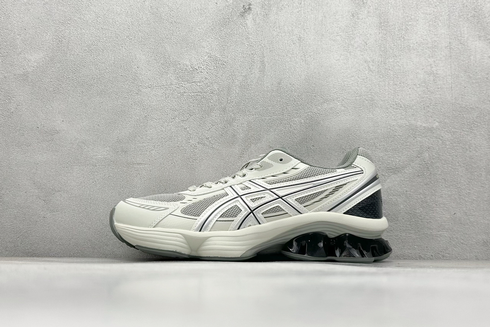 Asics Gel-Kinetic Fluent 亚瑟士运动休闲透气专业跑鞋 新一代缓震未来感跑鞋 鞋面复杂的切割和银色细节极具前卫风格 大底科技十足且独特外观的GEL 不仅在视觉上夺人眼球 同时可提供全天候的舒适缓冲 更多细节后半掌GEL+ 前半掌FFBlast中底科技堆叠 KIKO风的设计语言拼接ASICS鞋体流线 耐磨材质耐磨性强,稳定性高抓地更牢,不易打滑 货号：1203A591-021 尺码：40 40.5 41.5 42 42.5 43.5 44 45-选品中心