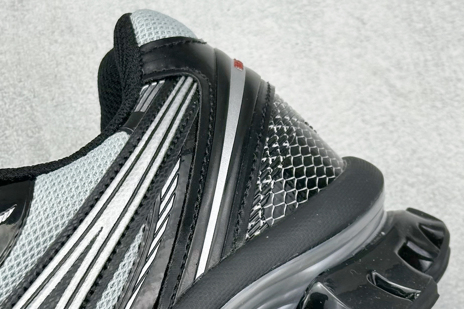 
Asics Gel-Kinetic Fluent 亚瑟士运动休闲透气专业跑鞋 
新一代缓震未来感跑鞋
