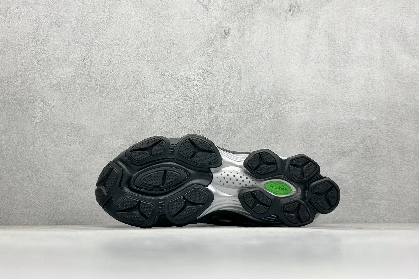 
Asics Gel-Kinetic Fluent 亚瑟士运动休闲透气专业跑鞋 
新一代缓震未来感跑鞋
