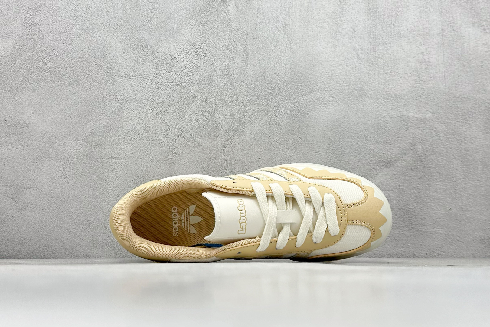 图片[3]-adidas originals Samba OG 橙白拉布布 桑巴舞系列复古经典轻便板鞋 此款以简约大方的造型设计 给人以随性休闲的时尚格调 穿着舒适轻便，运动灵活自如 满足日常个性穿搭 货号：DM1234 016 尺码：36 36.5 37 38 38.5 39 40 41 42 43 44 45-选品中心