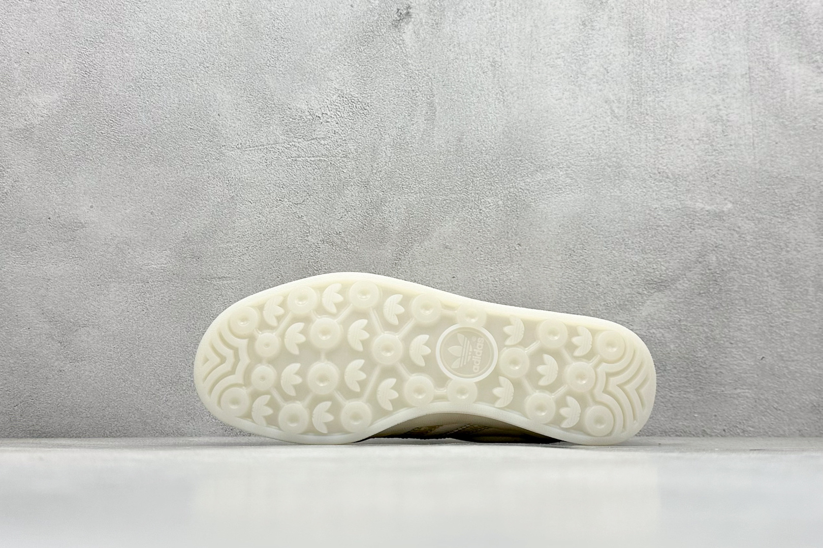 图片[4]-adidas originals Samba OG 橙白拉布布 桑巴舞系列复古经典轻便板鞋 此款以简约大方的造型设计 给人以随性休闲的时尚格调 穿着舒适轻便，运动灵活自如 满足日常个性穿搭 货号：DM1234 016 尺码：36 36.5 37 38 38.5 39 40 41 42 43 44 45-选品中心