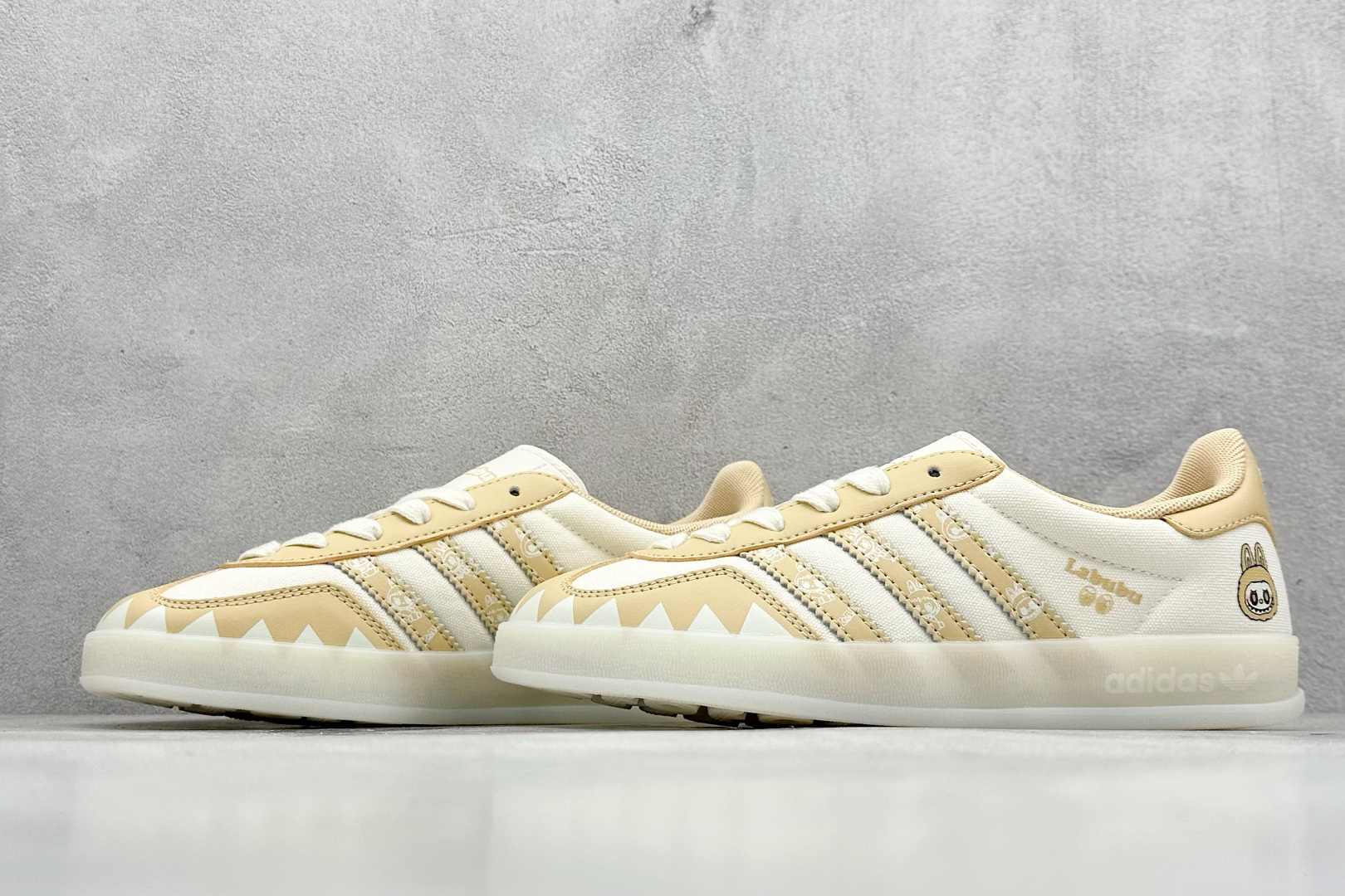 图片[5]-adidas originals Samba OG 橙白拉布布 桑巴舞系列复古经典轻便板鞋 此款以简约大方的造型设计 给人以随性休闲的时尚格调 穿着舒适轻便，运动灵活自如 满足日常个性穿搭 货号：DM1234 016 尺码：36 36.5 37 38 38.5 39 40 41 42 43 44 45-选品中心