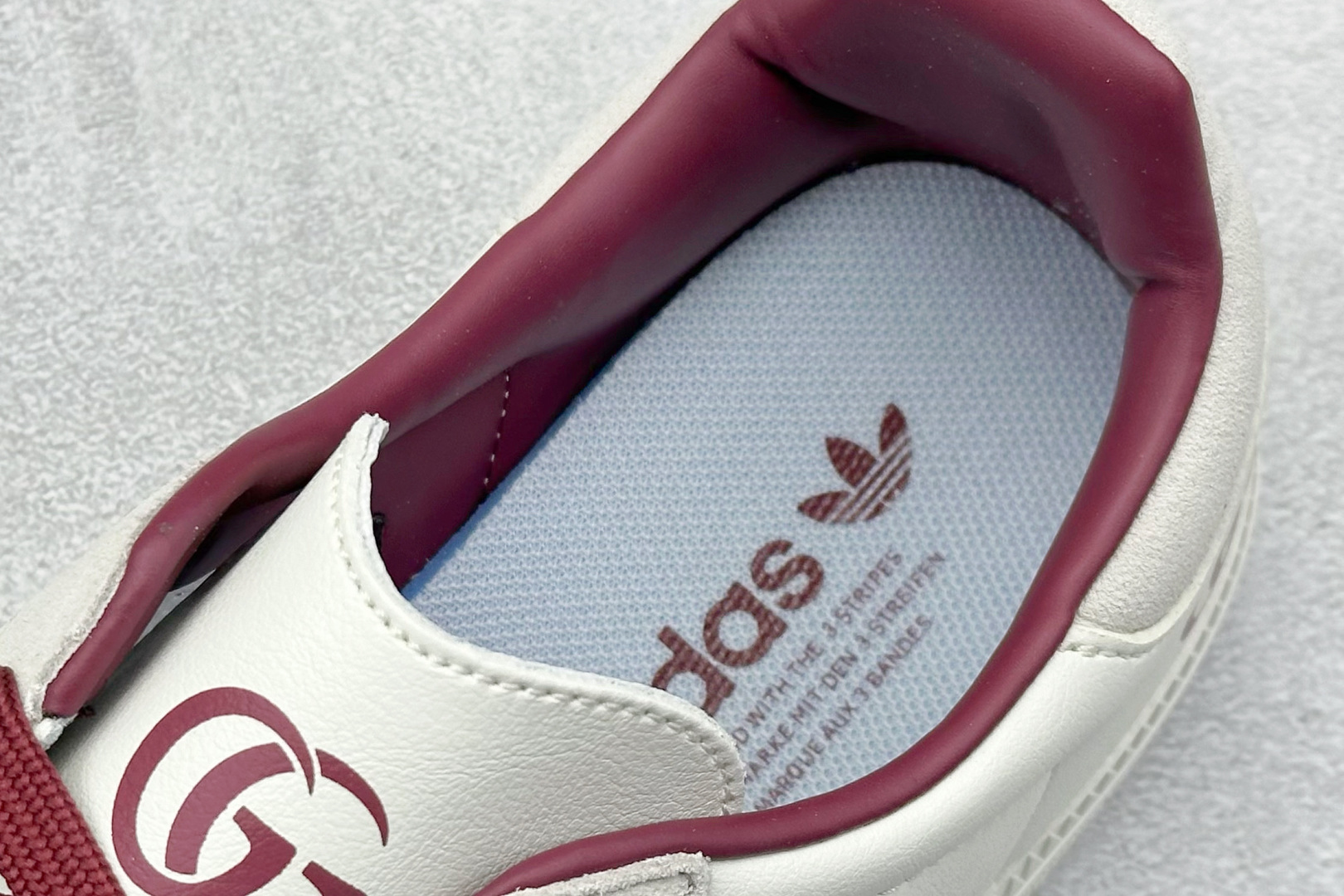 图片[8]-adidas originals Samba OG x GUCCI 灰白红 桑巴舞系列复古经典轻便板鞋 此款以简约大方的造型设计 给人以随性休闲的时尚格调 穿着舒适轻便，运动灵活自如 满足日常个性穿搭 货号：GJ75802 尺码：36 36.5 37 38 38.5 39 40 40.5 41 42 42.5 43 44 44.5 45-选品中心