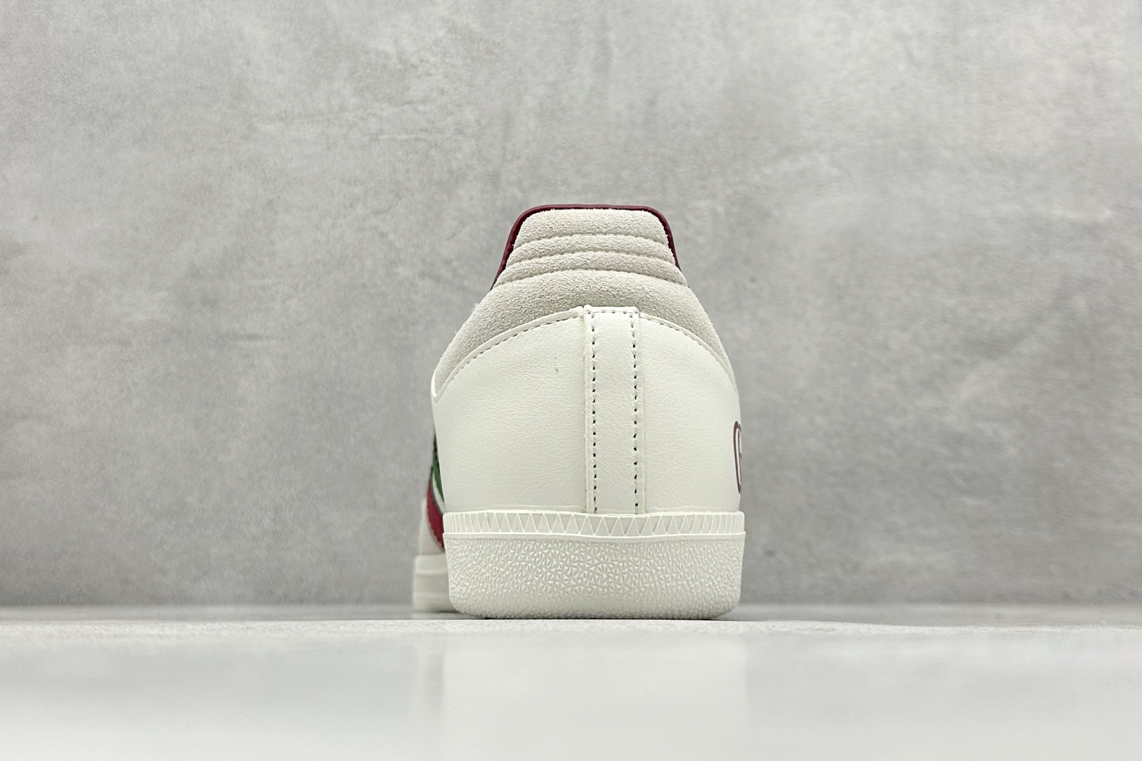 图片[6]-adidas originals Samba OG x GUCCI 灰白红 桑巴舞系列复古经典轻便板鞋 此款以简约大方的造型设计 给人以随性休闲的时尚格调 穿着舒适轻便，运动灵活自如 满足日常个性穿搭 货号：GJ75802 尺码：36 36.5 37 38 38.5 39 40 40.5 41 42 42.5 43 44 44.5 45-选品中心