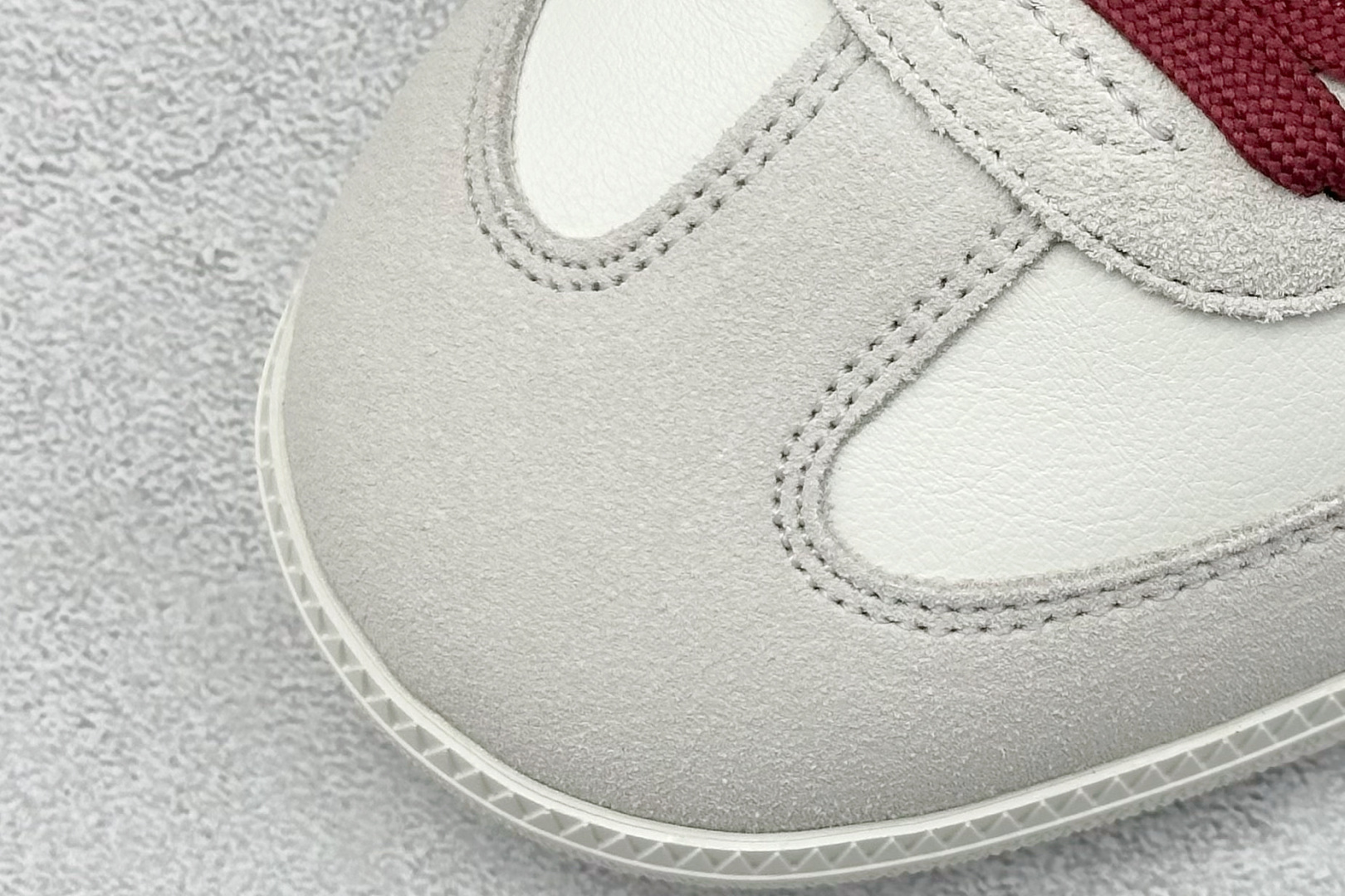 图片[7]-adidas originals Samba OG x GUCCI 灰白红 桑巴舞系列复古经典轻便板鞋 此款以简约大方的造型设计 给人以随性休闲的时尚格调 穿着舒适轻便，运动灵活自如 满足日常个性穿搭 货号：GJ75802 尺码：36 36.5 37 38 38.5 39 40 40.5 41 42 42.5 43 44 44.5 45-选品中心