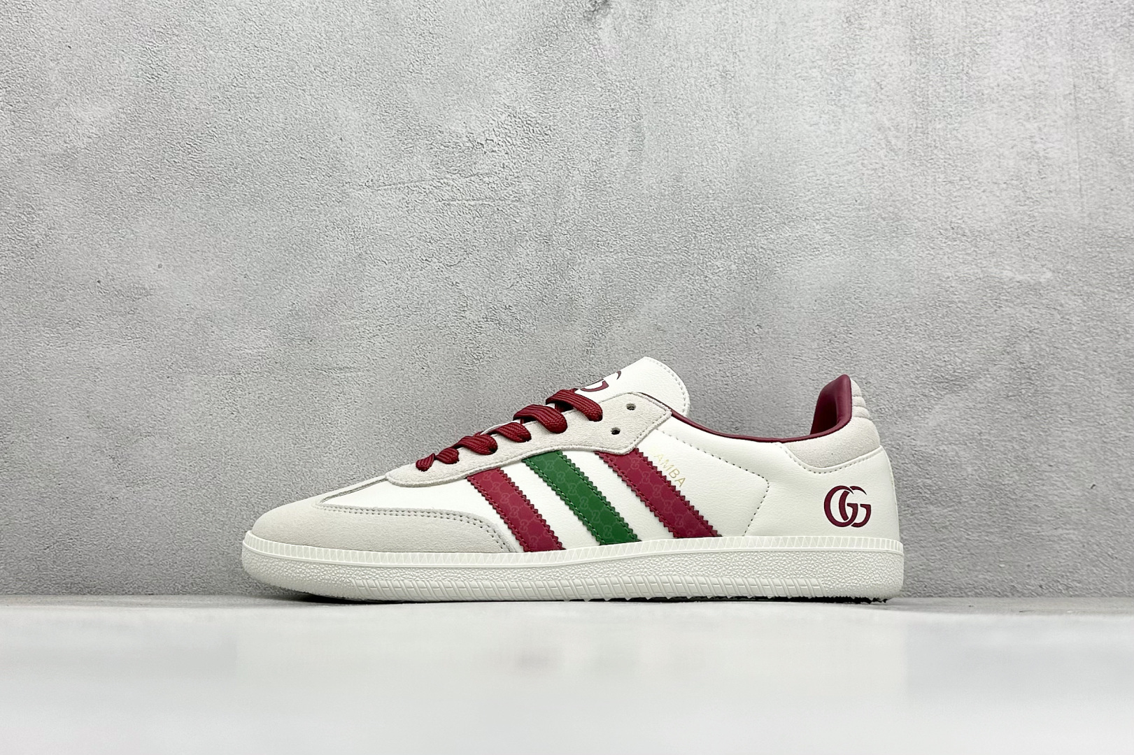 adidas originals Samba OG x GUCCI 灰白红 桑巴舞系列复古经典轻便板鞋 此款以简约大方的造型设计 给人以随性休闲的时尚格调 穿着舒适轻便,运动灵活自如 满足日常个性穿搭 货号:GJ75802 尺码:36 36.5 37 38 38.5 39 40 40.5 41 42 42.5 43 44 44.5 45-选品中心
