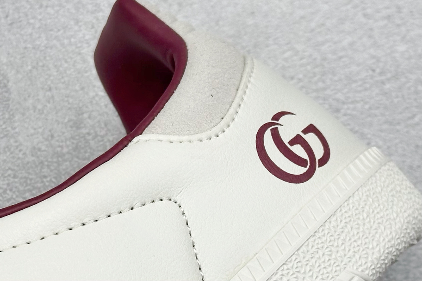 图片[9]-adidas originals Samba OG x GUCCI 灰白红 桑巴舞系列复古经典轻便板鞋 此款以简约大方的造型设计 给人以随性休闲的时尚格调 穿着舒适轻便，运动灵活自如 满足日常个性穿搭 货号：GJ75802 尺码：36 36.5 37 38 38.5 39 40 40.5 41 42 42.5 43 44 44.5 45-选品中心