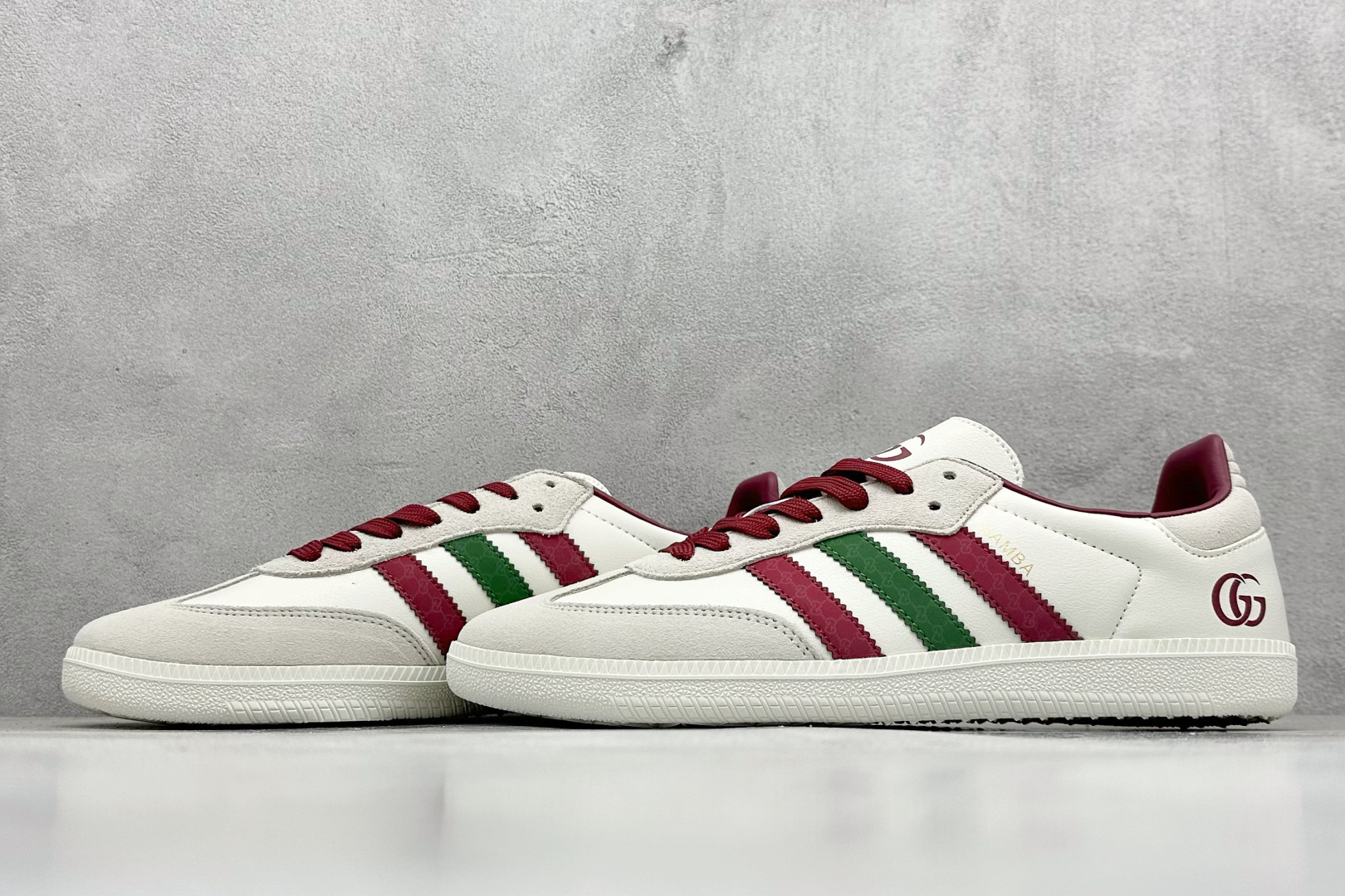 图片[5]-adidas originals Samba OG x GUCCI 灰白红 桑巴舞系列复古经典轻便板鞋 此款以简约大方的造型设计 给人以随性休闲的时尚格调 穿着舒适轻便，运动灵活自如 满足日常个性穿搭 货号：GJ75802 尺码：36 36.5 37 38 38.5 39 40 40.5 41 42 42.5 43 44 44.5 45-选品中心