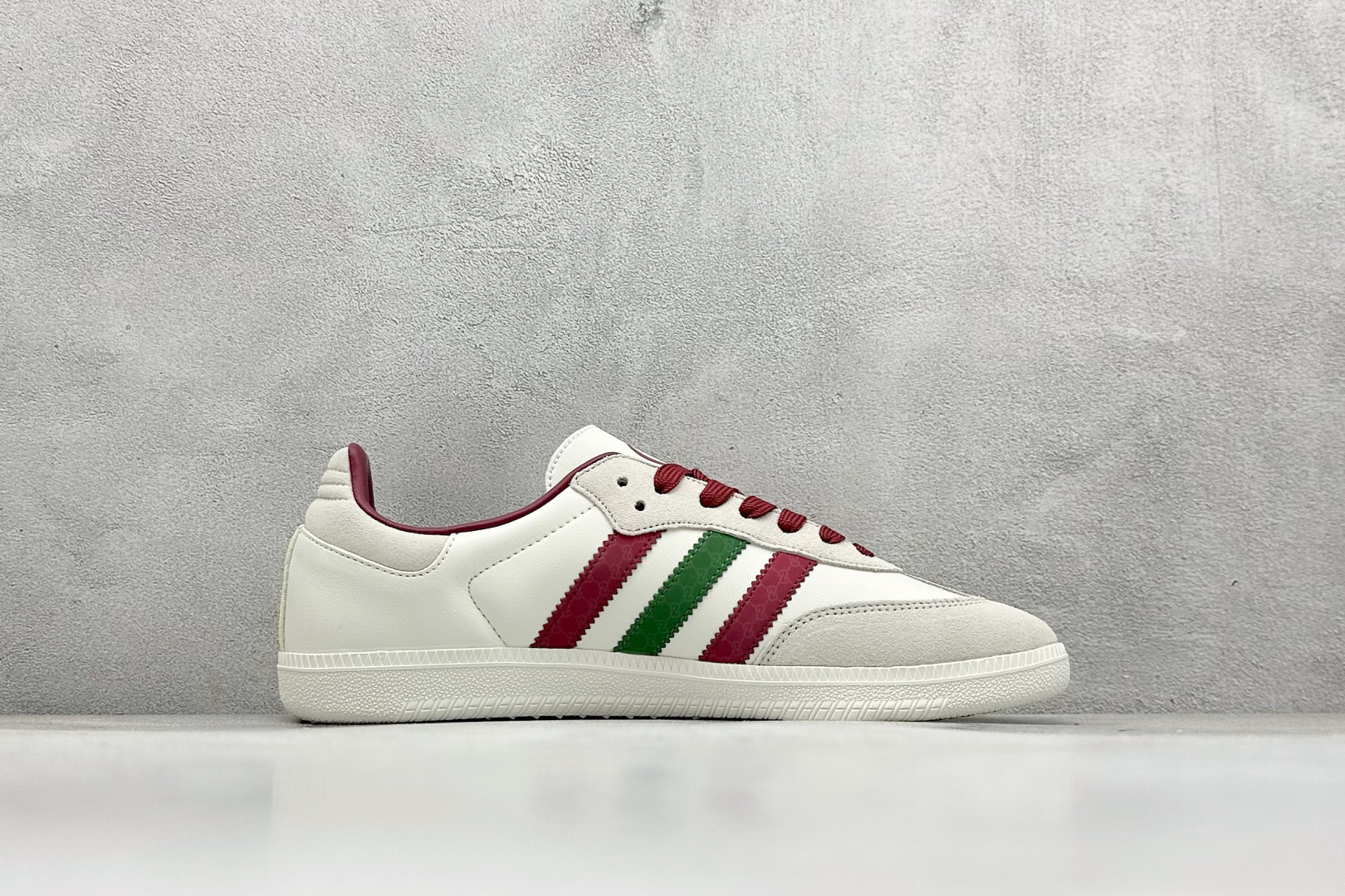 图片[2]-adidas originals Samba OG x GUCCI 灰白红 桑巴舞系列复古经典轻便板鞋 此款以简约大方的造型设计 给人以随性休闲的时尚格调 穿着舒适轻便，运动灵活自如 满足日常个性穿搭 货号：GJ75802 尺码：36 36.5 37 38 38.5 39 40 40.5 41 42 42.5 43 44 44.5 45-选品中心