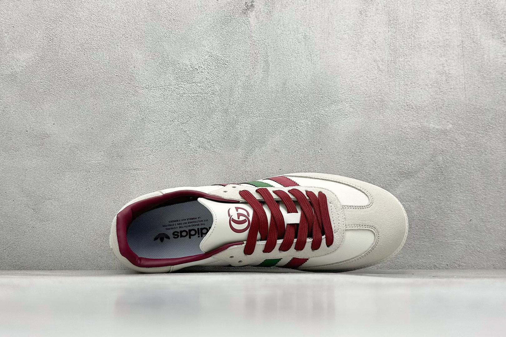 图片[3]-adidas originals Samba OG x GUCCI 灰白红 桑巴舞系列复古经典轻便板鞋 此款以简约大方的造型设计 给人以随性休闲的时尚格调 穿着舒适轻便，运动灵活自如 满足日常个性穿搭 货号：GJ75802 尺码：36 36.5 37 38 38.5 39 40 40.5 41 42 42.5 43 44 44.5 45-选品中心