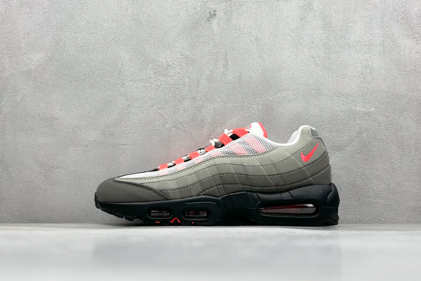 Nike Air Max 95 复古减震气垫跑鞋 货号：AT2865-100  尺码：36 36.5 37.5 38 38.5 39 40 40.5 41 42 42.5 43 44 44.5 45 46 47-选品中心