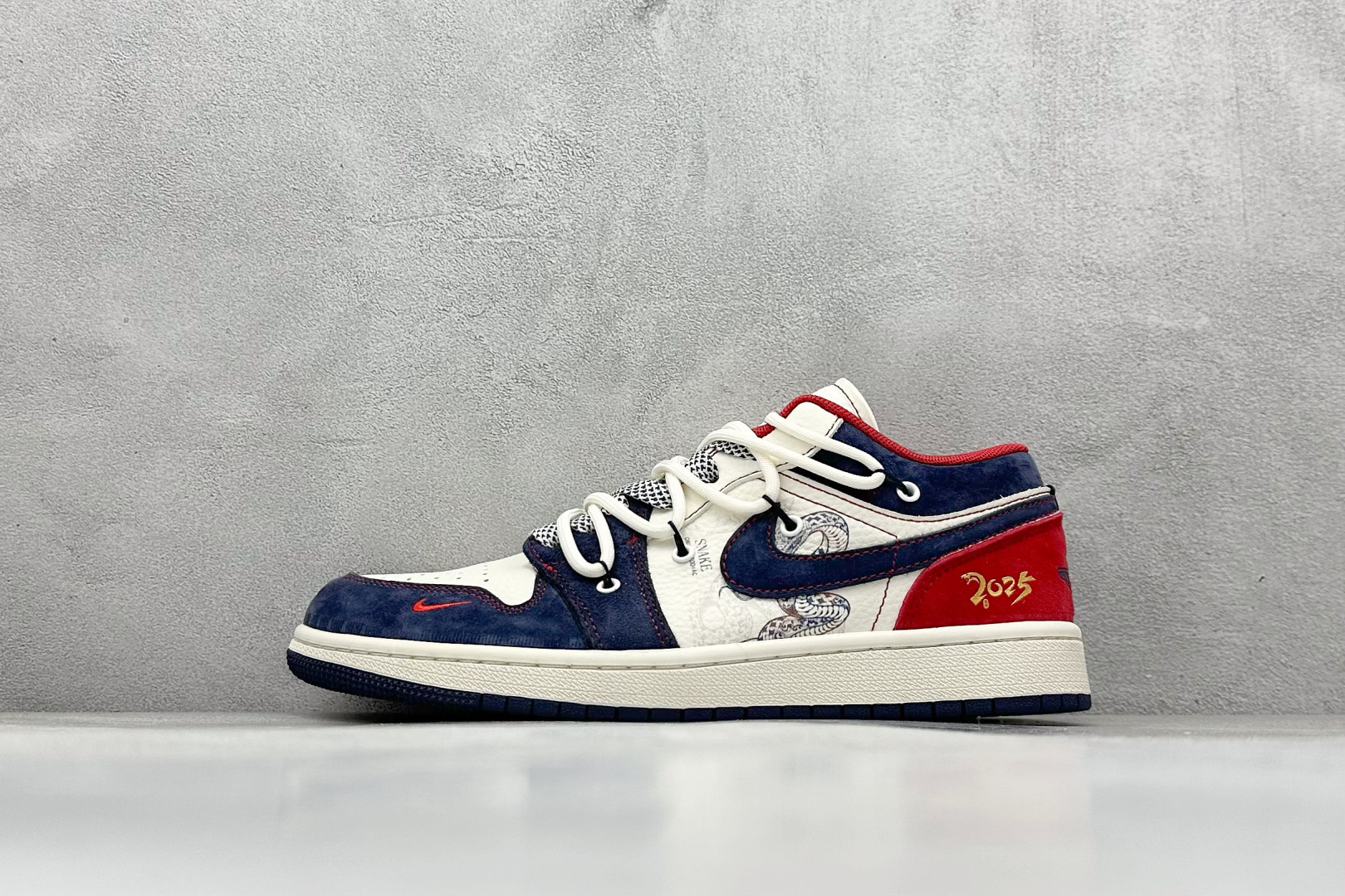 Air Jordan 1 Retro Low 蛇年限定 白蓝红小钩绑带 官方同步新色 原装级产物 拒绝公底 立体鞋型 细节完美 高清洁度 购置公司同步原材料 原汁原味 忠于原版 货号：SJ9950 051 尺码：36 36.5 37.5 38 38.5 39 40 40.5 41 42 42.5 43 44 44.5 45-选品中心