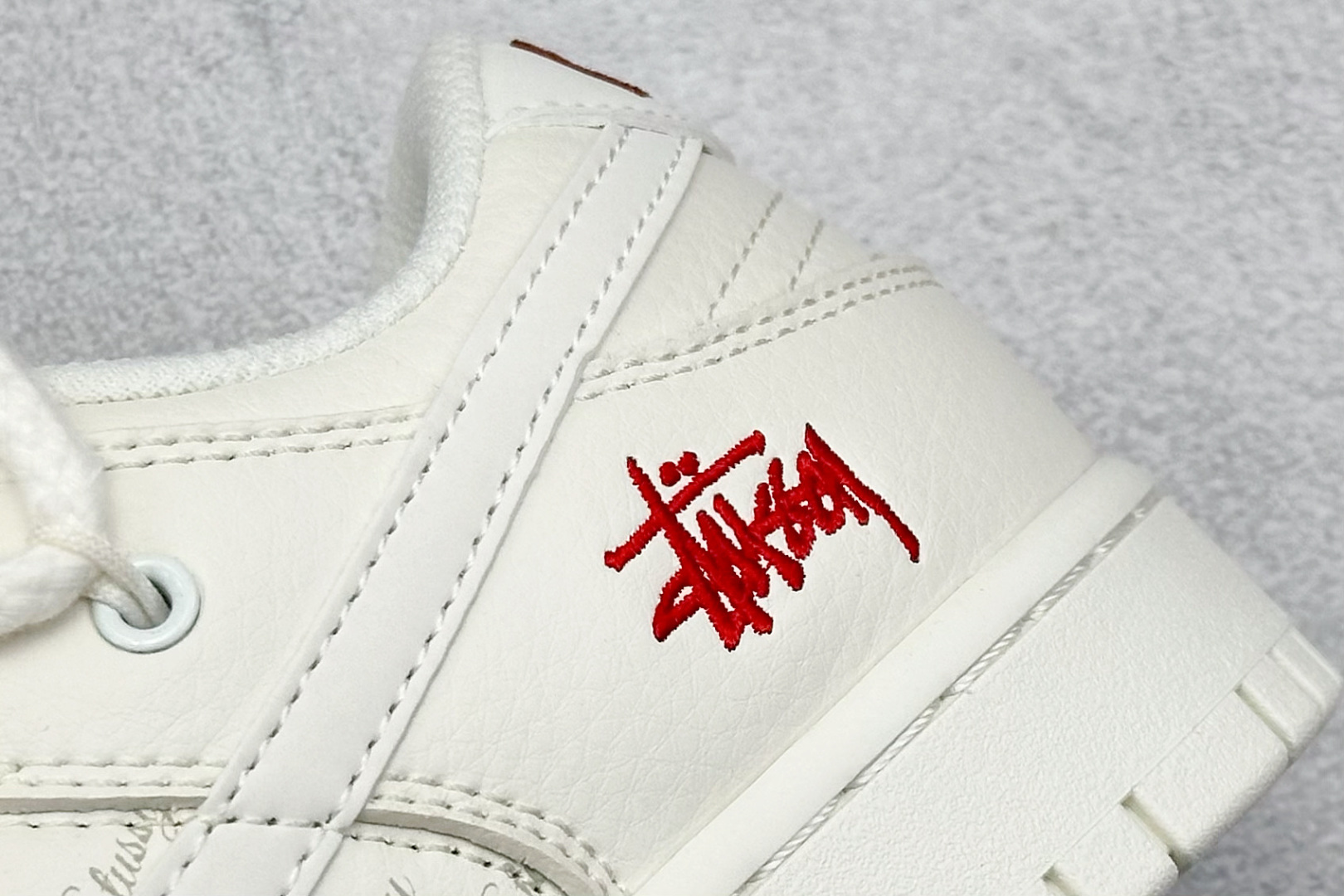 图片[9]-Nike SB Dunk Low x Stussy 白红小钩绑带 纯原大厂出品 极力推荐 原装头层材料 独家版型蒸餾加工 帶來的是更好的视觉和脚感体验 大厂纯原品质出货 清洁度 电绣工艺 皮料切割干净无任何毛边 细节完美 货号：SJ2068 259 尺码：36 36.5 37.5 38 38.5 39 40 40.5 41 42 42.5 43 44 44.5 45-选品中心