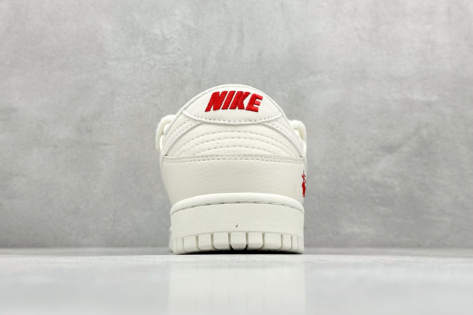 图片[6]-Nike SB Dunk Low x Stussy 白红小钩绑带 纯原大厂出品 极力推荐 原装头层材料 独家版型蒸餾加工 帶來的是更好的视觉和脚感体验 大厂纯原品质出货 清洁度 电绣工艺 皮料切割干净无任何毛边 细节完美 货号：SJ2068 259 尺码：36 36.5 37.5 38 38.5 39 40 40.5 41 42 42.5 43 44 44.5 45-选品中心