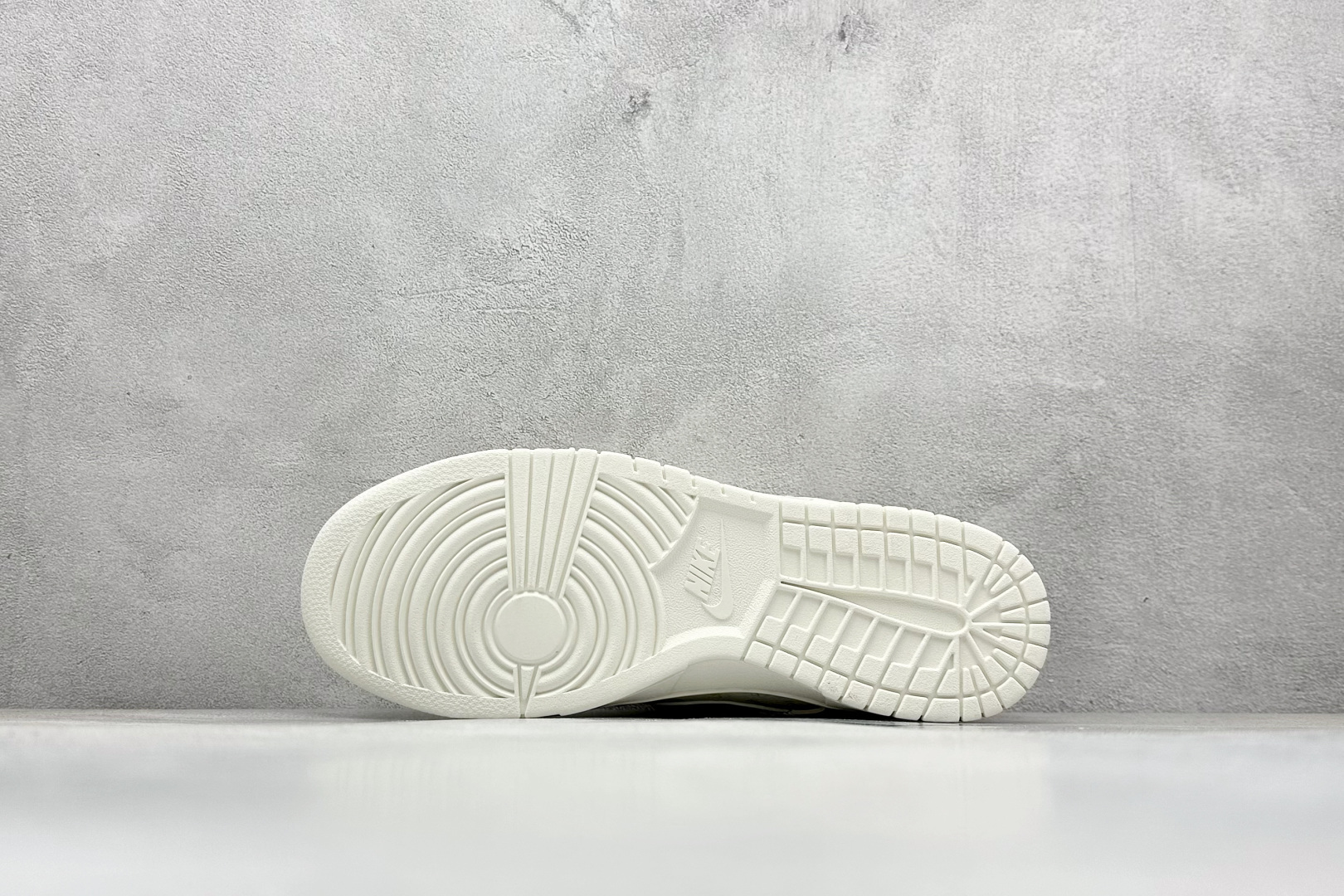 图片[4]-Nike SB Dunk Low x Stussy 白红小钩绑带 纯原大厂出品 极力推荐 原装头层材料 独家版型蒸餾加工 帶來的是更好的视觉和脚感体验 大厂纯原品质出货 清洁度 电绣工艺 皮料切割干净无任何毛边 细节完美 货号：SJ2068 259 尺码：36 36.5 37.5 38 38.5 39 40 40.5 41 42 42.5 43 44 44.5 45-选品中心